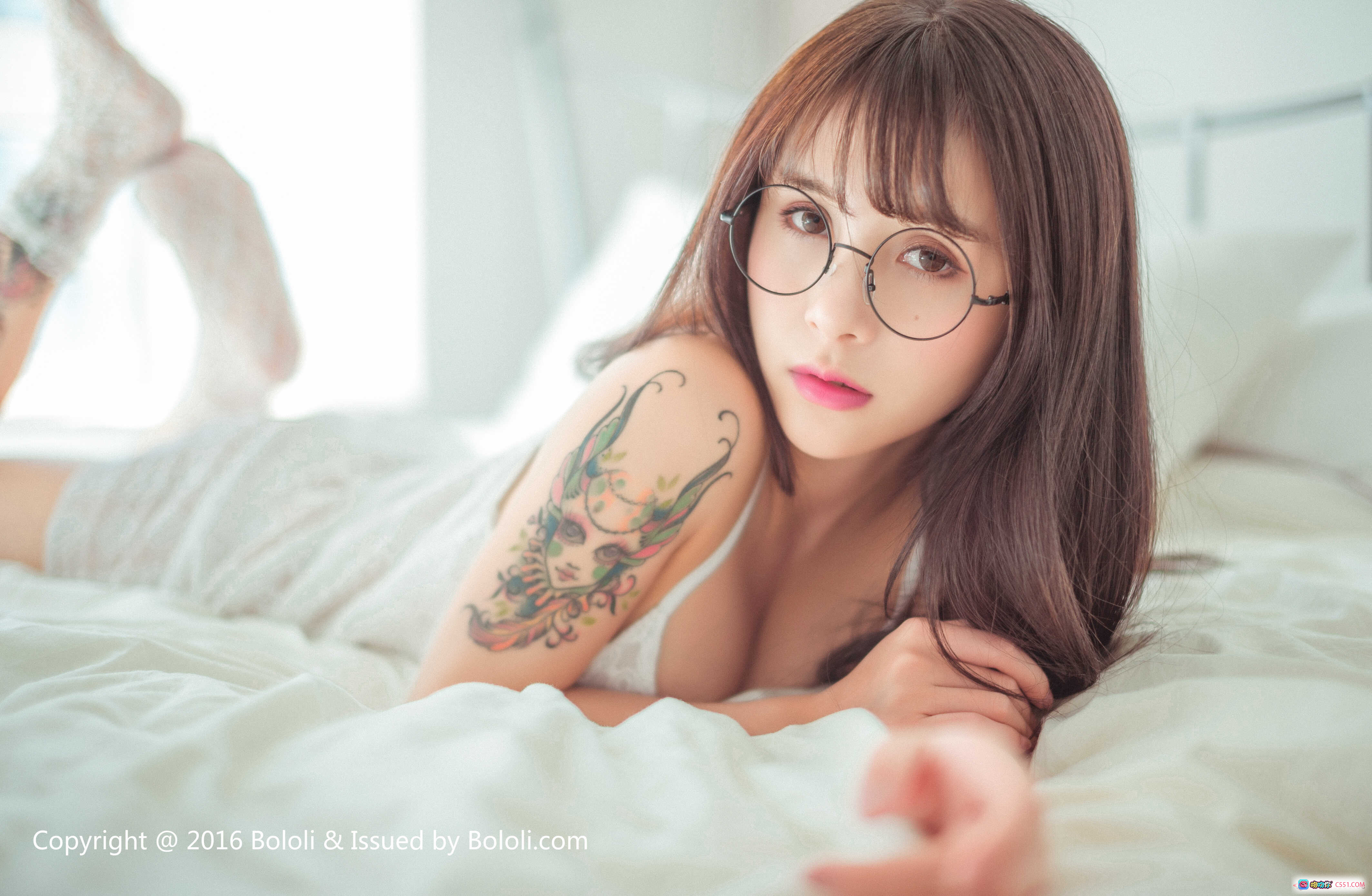 图片[5] - 夏美酱窗边写真 | 白色蕾丝吊带裙 | 手臂彩色纹身 | 闭眼温柔姿态 | BoLoli波萝社VOL.040高清图集 - 就要吻