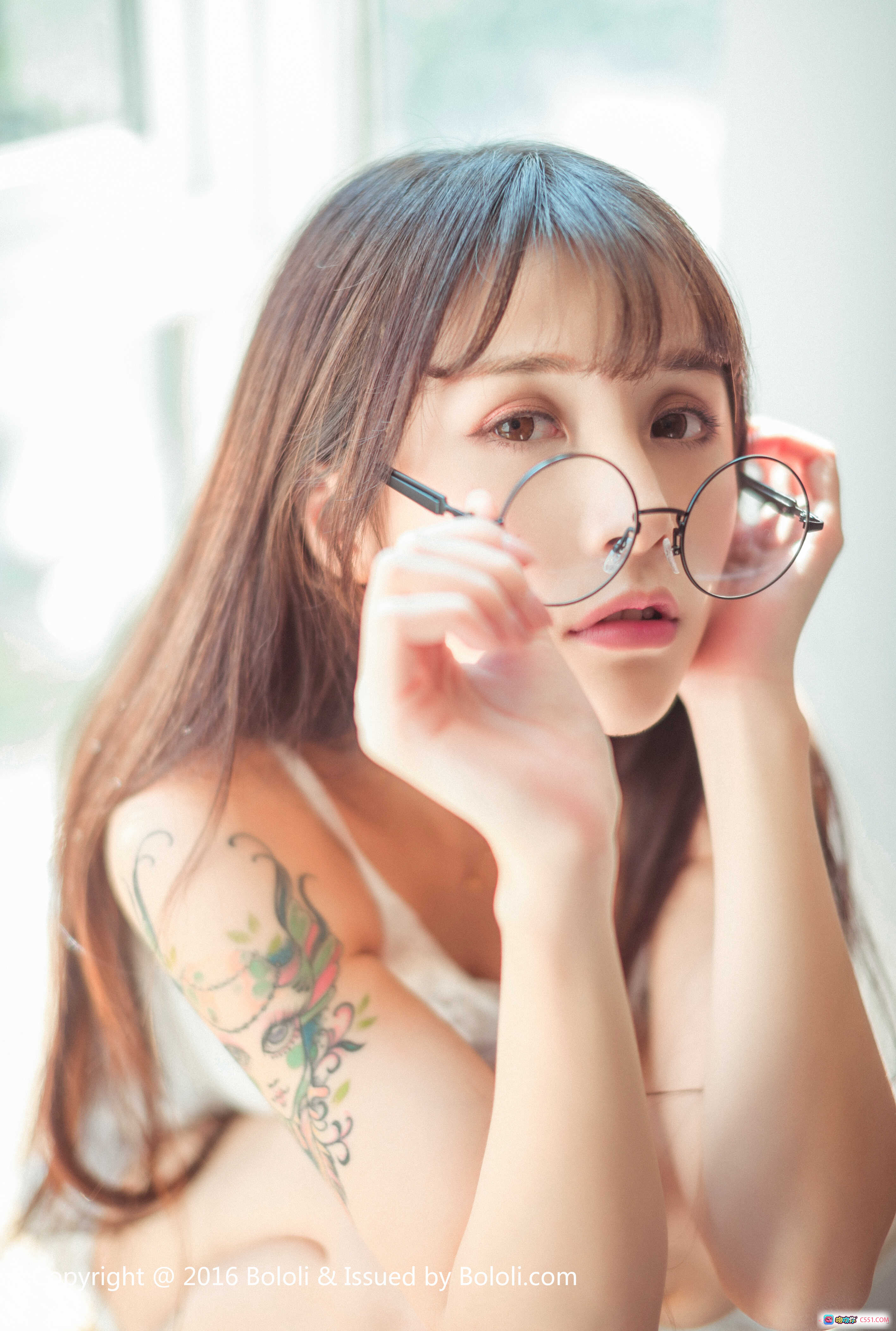 图片[8] - 夏美酱窗边写真 | 白色蕾丝吊带裙 | 手臂彩色纹身 | 闭眼温柔姿态 | BoLoli波萝社VOL.040高清图集 - 就要吻