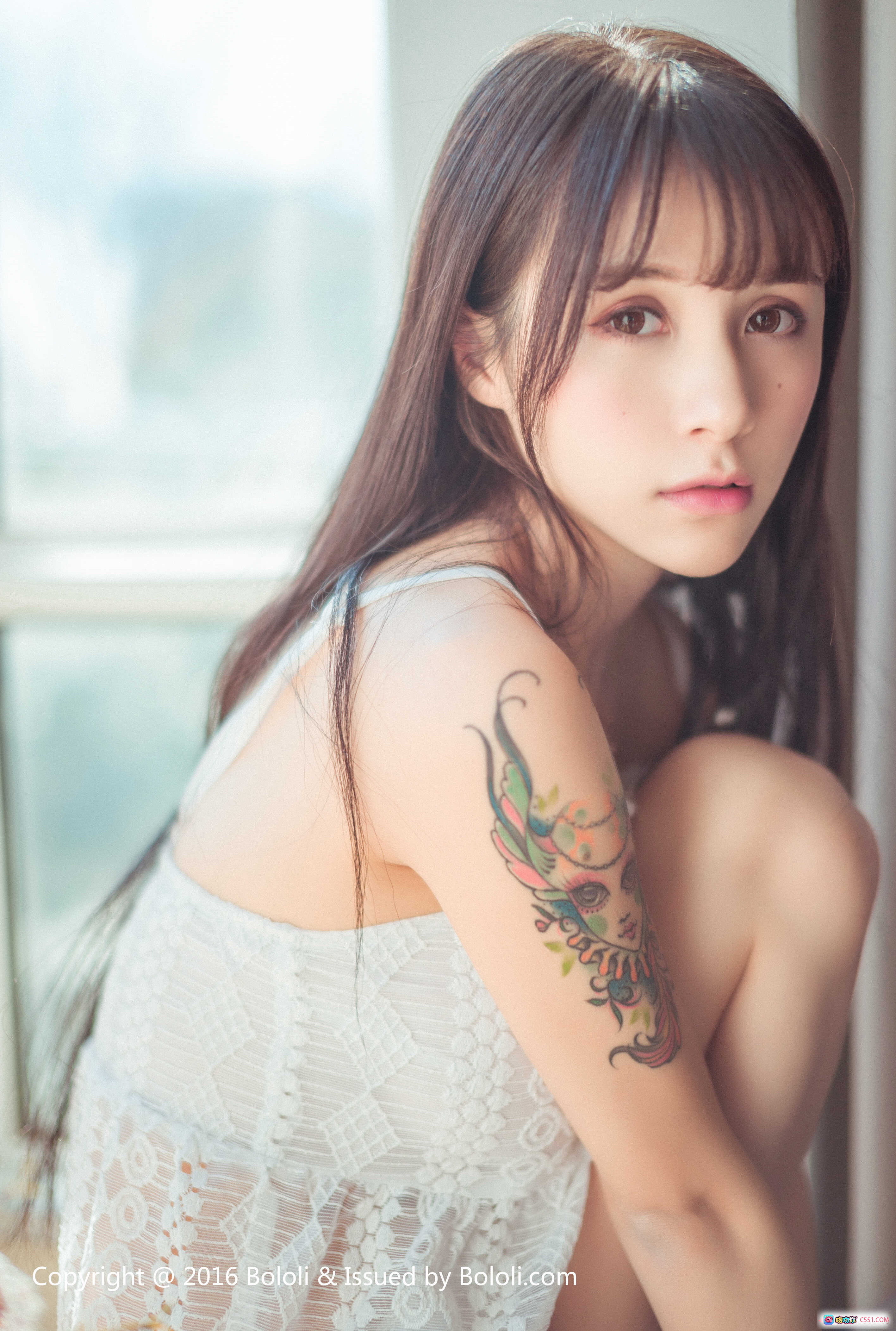 图片[9] - 夏美酱窗边写真 | 白色蕾丝吊带裙 | 手臂彩色纹身 | 闭眼温柔姿态 | BoLoli波萝社VOL.040高清图集 - 就要吻