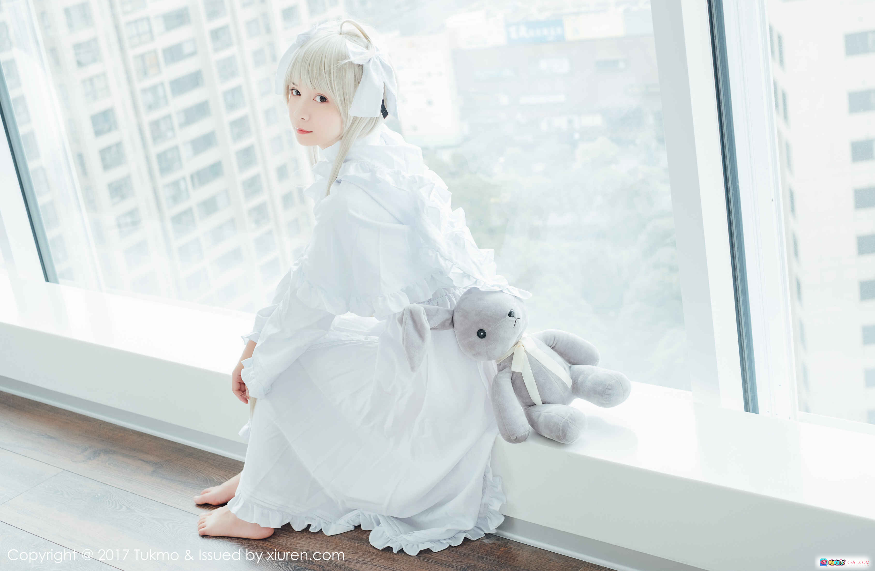 图片[2] - Tukmo鱼丸2017白裙洛丽塔写真 金发兔耳少女抱灰兔玩偶 清新甜美室内摄影 - 就要吻