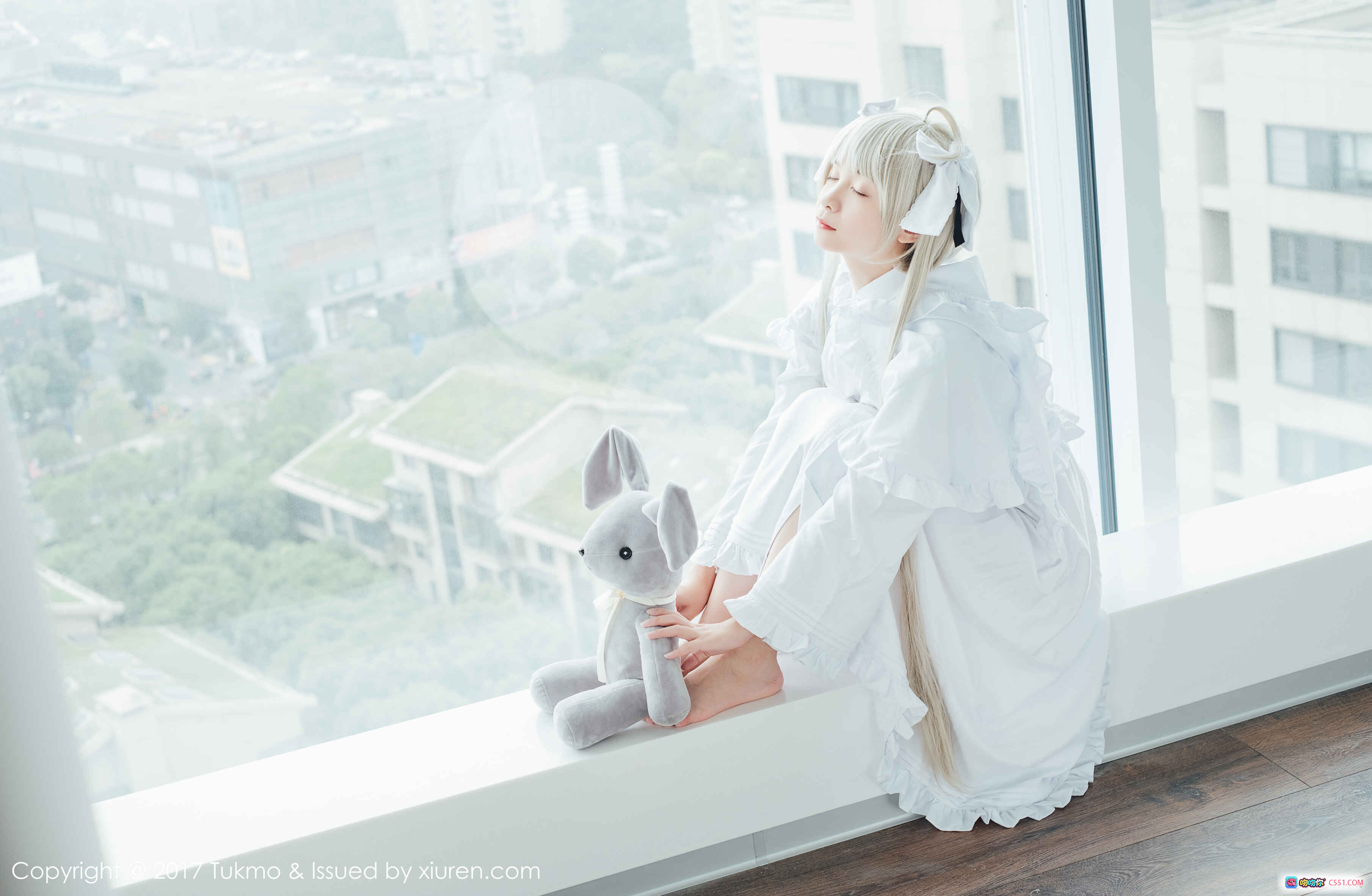 图片[10] - Tukmo鱼丸2017白裙洛丽塔写真 金发兔耳少女抱灰兔玩偶 清新甜美室内摄影 - 就要吻