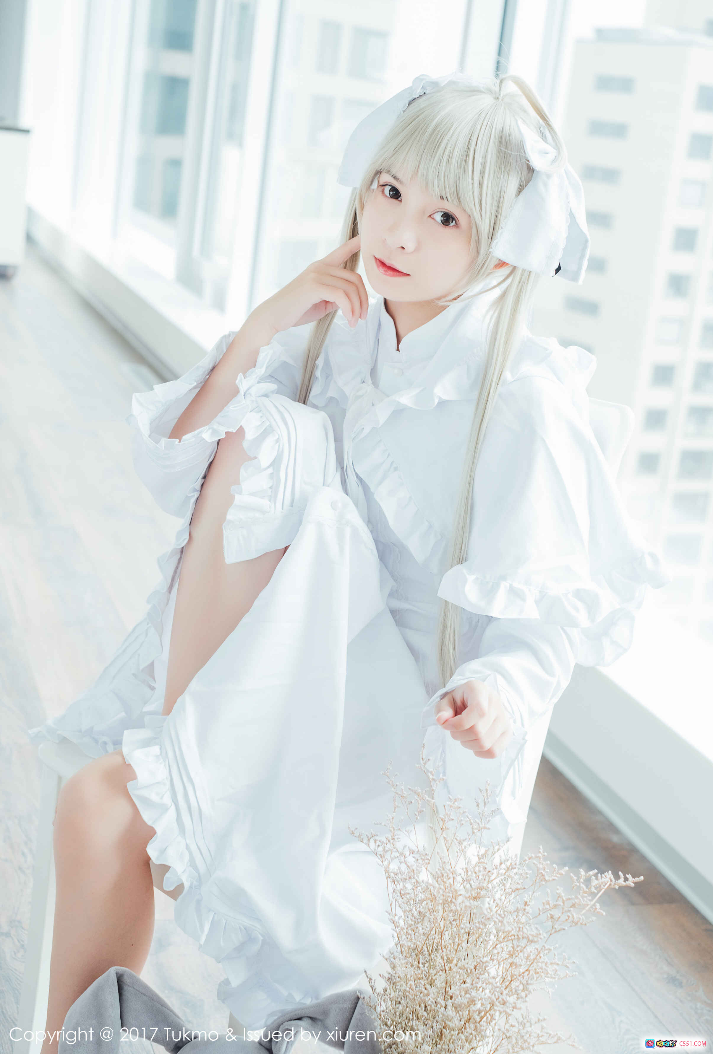 图片[4] - Tukmo鱼丸2017白裙洛丽塔写真 金发兔耳少女抱灰兔玩偶 清新甜美室内摄影 - 就要吻