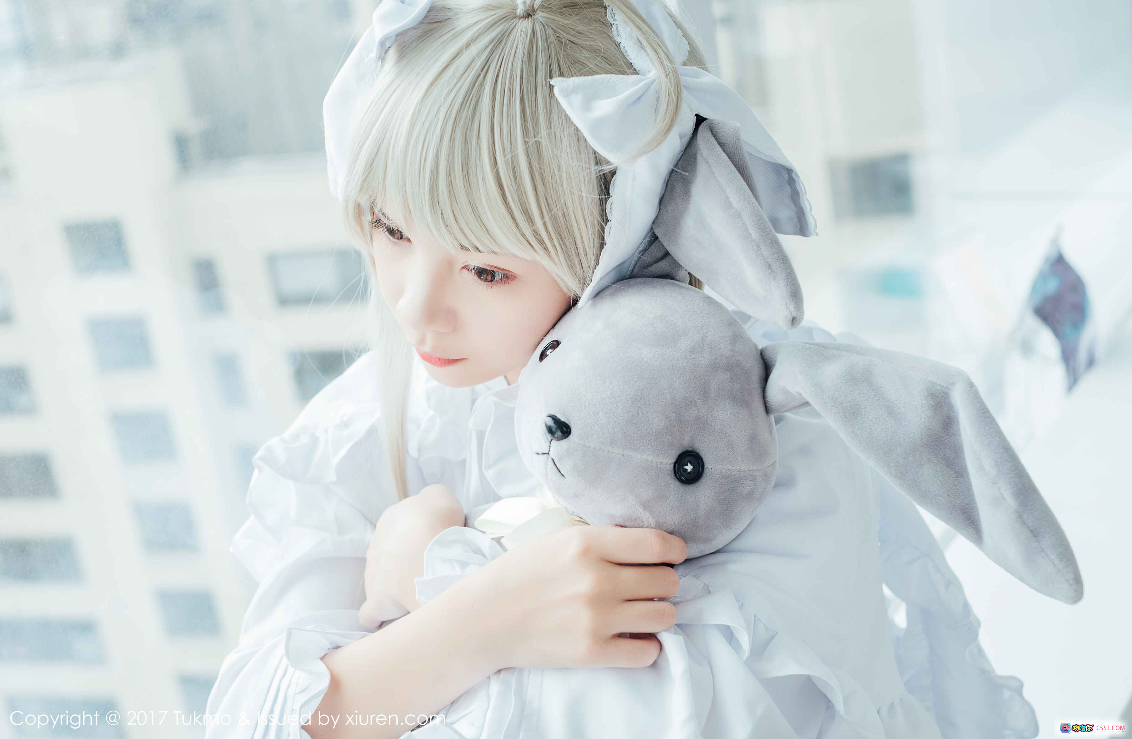 图片[3] - Tukmo鱼丸2017白裙洛丽塔写真 金发兔耳少女抱灰兔玩偶 清新甜美室内摄影 - 就要吻