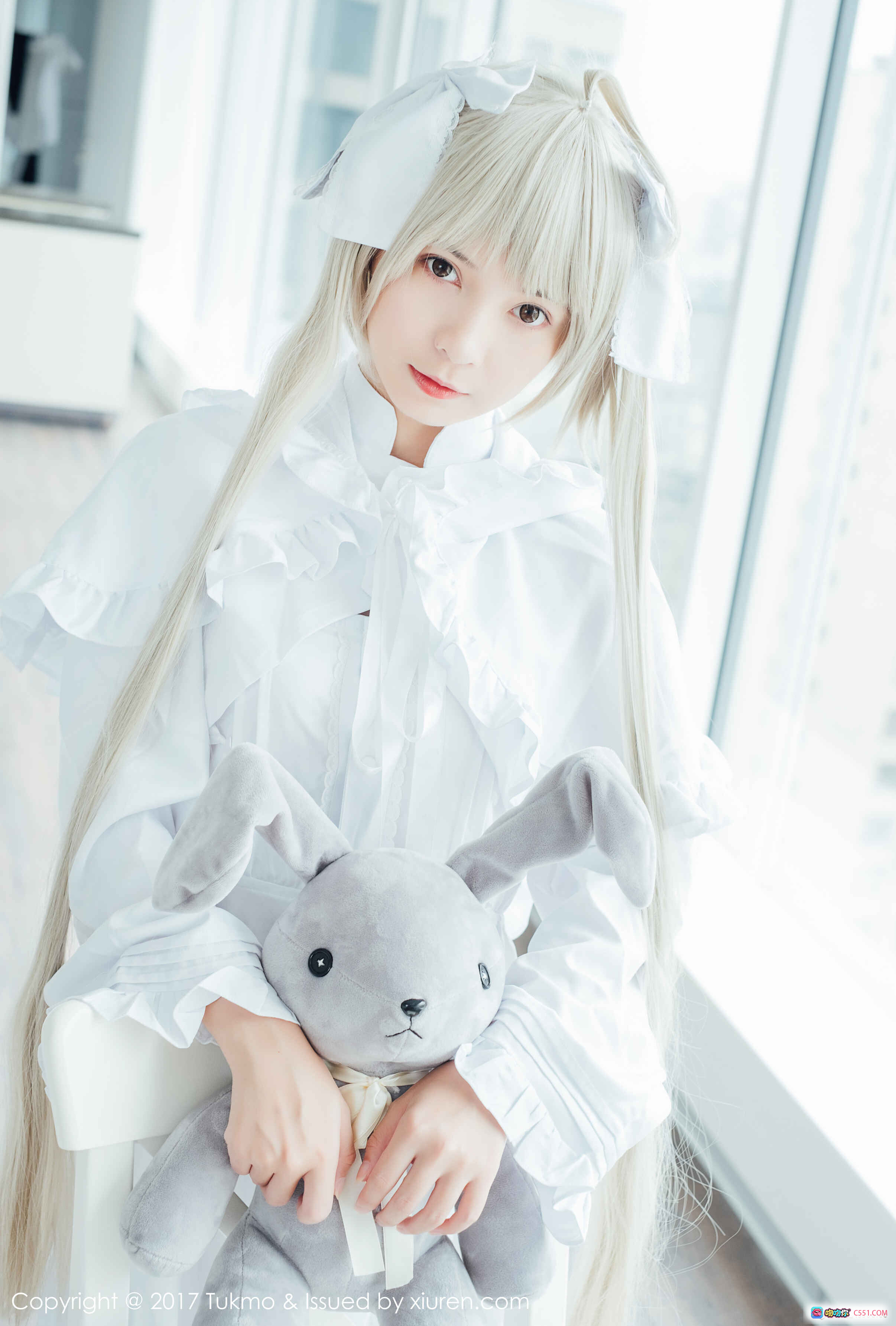 图片[8] - Tukmo鱼丸2017白裙洛丽塔写真 金发兔耳少女抱灰兔玩偶 清新甜美室内摄影 - 就要吻