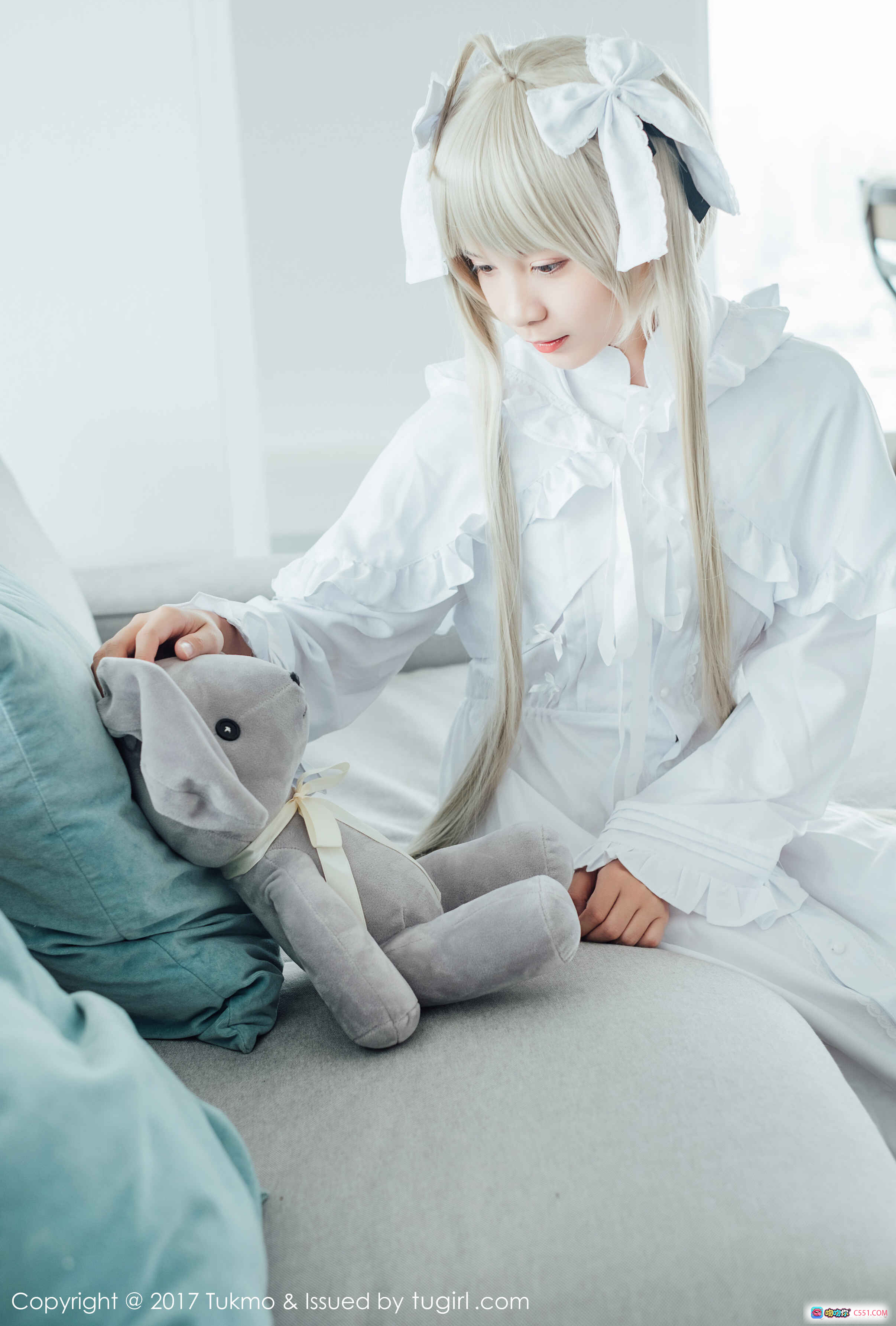 图片[9] - Tukmo鱼丸2017白裙洛丽塔写真 金发兔耳少女抱灰兔玩偶 清新甜美室内摄影 - 就要吻