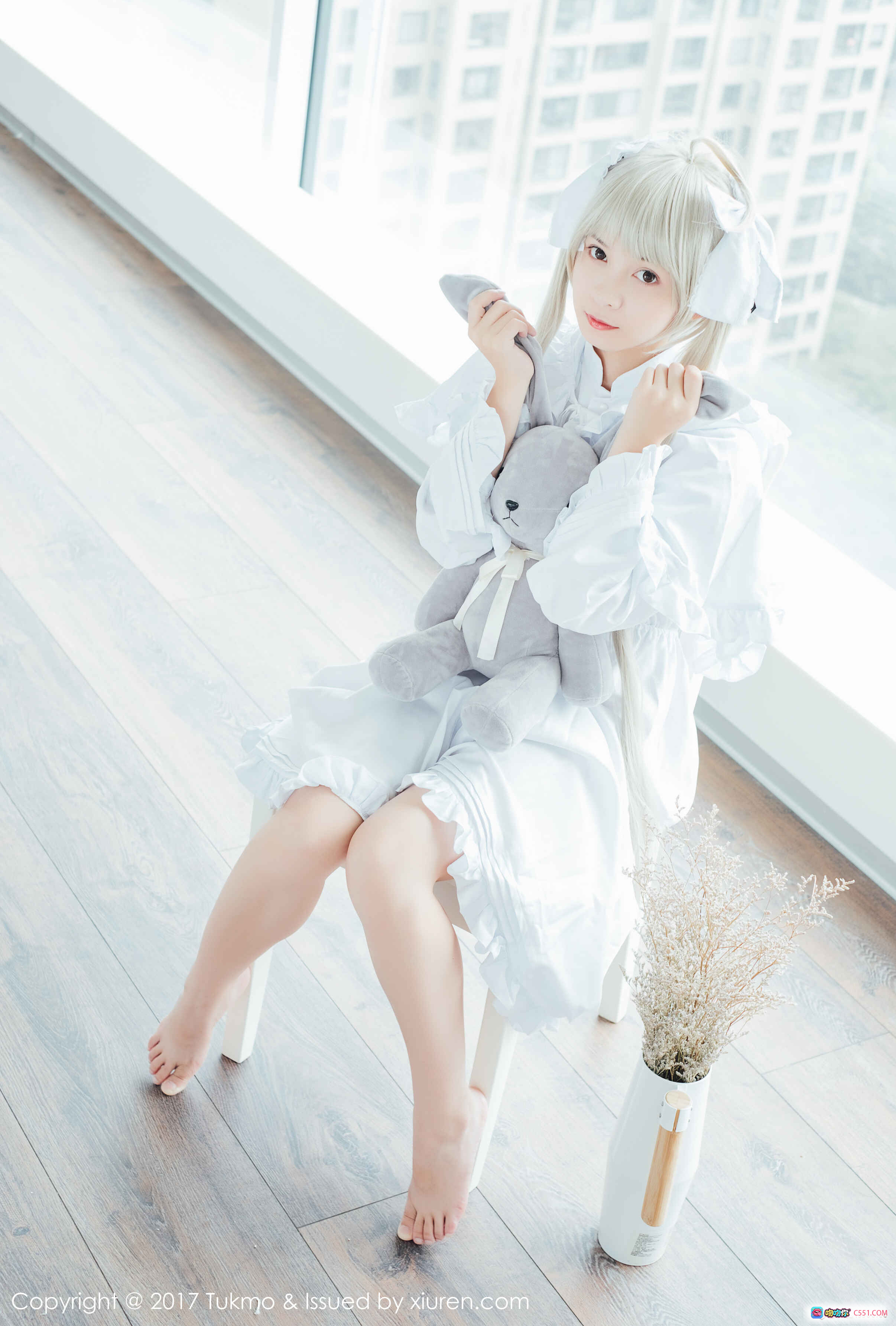 图片[7] - Tukmo鱼丸2017白裙洛丽塔写真 金发兔耳少女抱灰兔玩偶 清新甜美室内摄影 - 就要吻