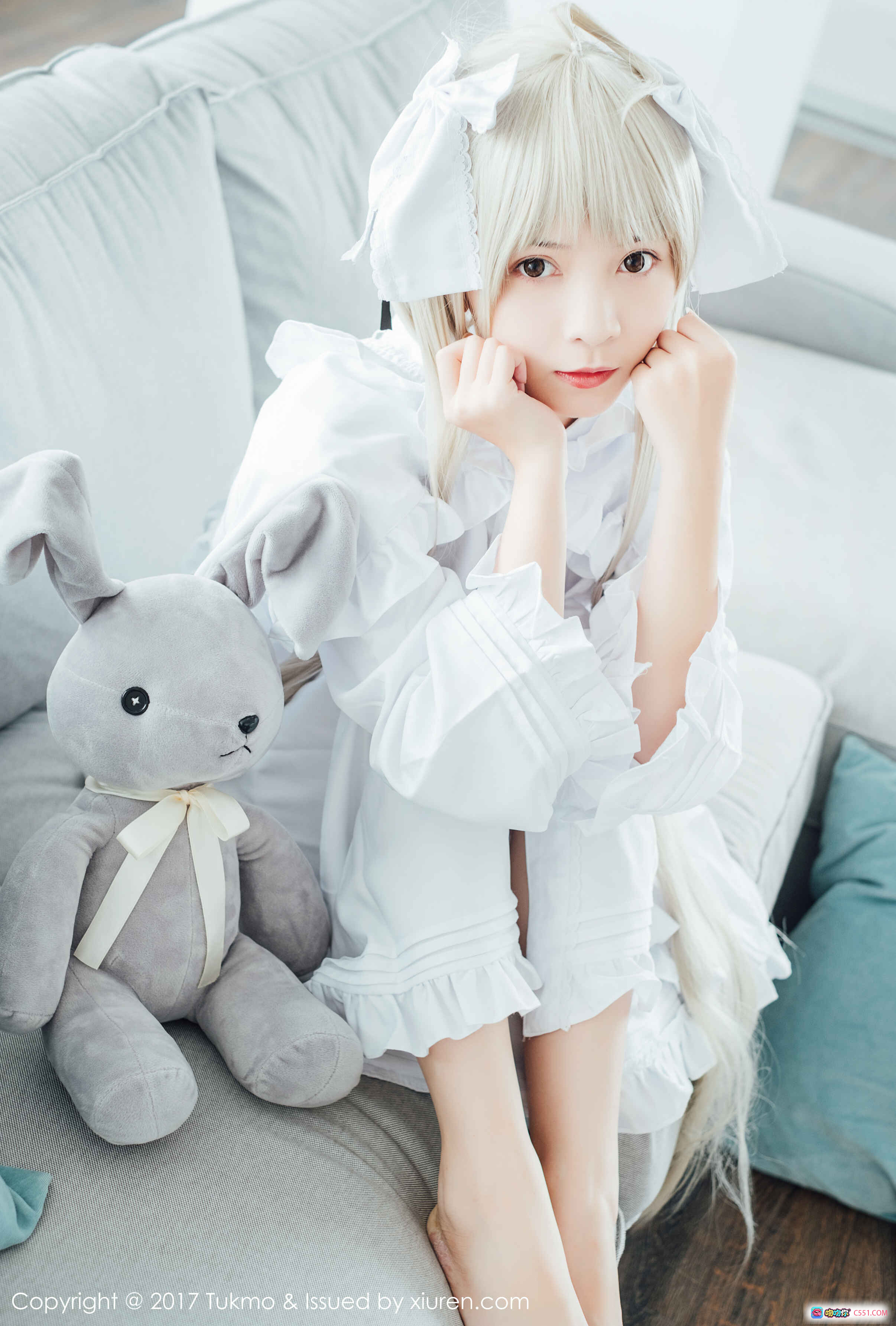 图片[5] - Tukmo鱼丸2017白裙洛丽塔写真 金发兔耳少女抱灰兔玩偶 清新甜美室内摄影 - 就要吻