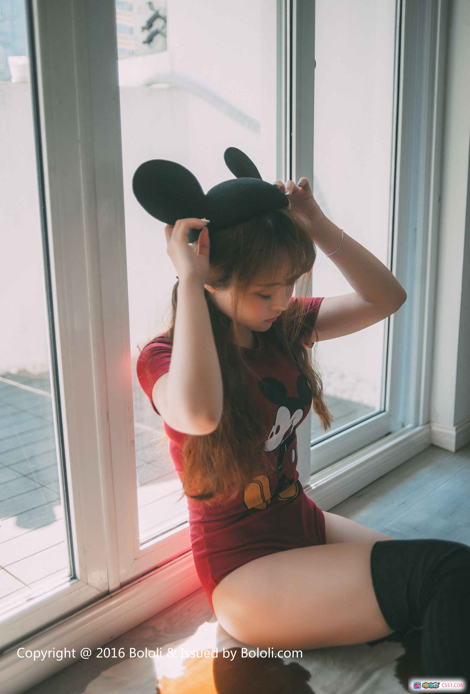 柳侑绮七宝变装死库水诱惑写真 | BoLoli波萝社VOL.027米奇帽红裙少女窗边私房照 - 就要吻