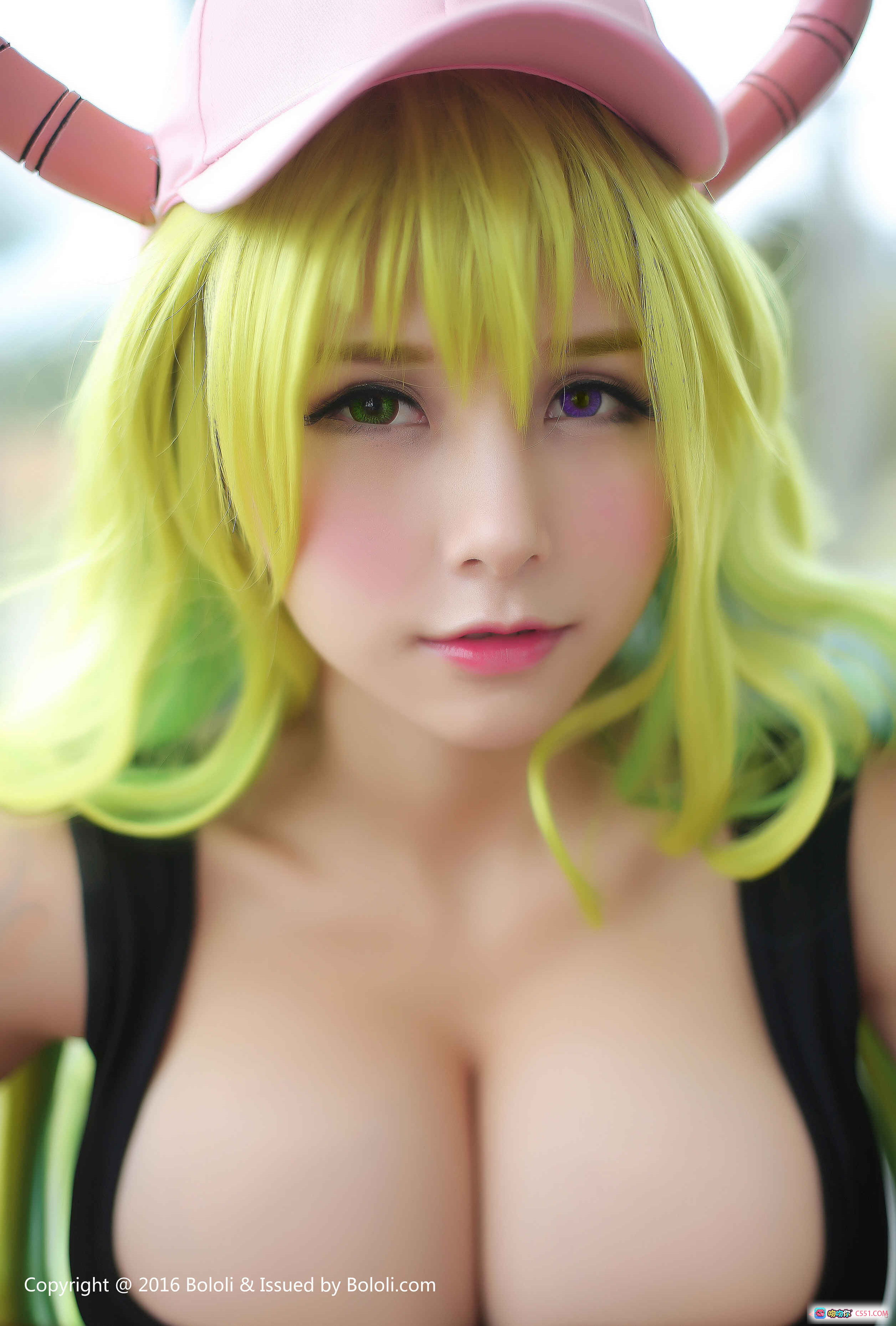 图片[8] - 柳侑绮cosplay绿发少女戴粉色帽角饰黑色背心写真BoLoli波萝社VOL.047高清美图 - 就要吻