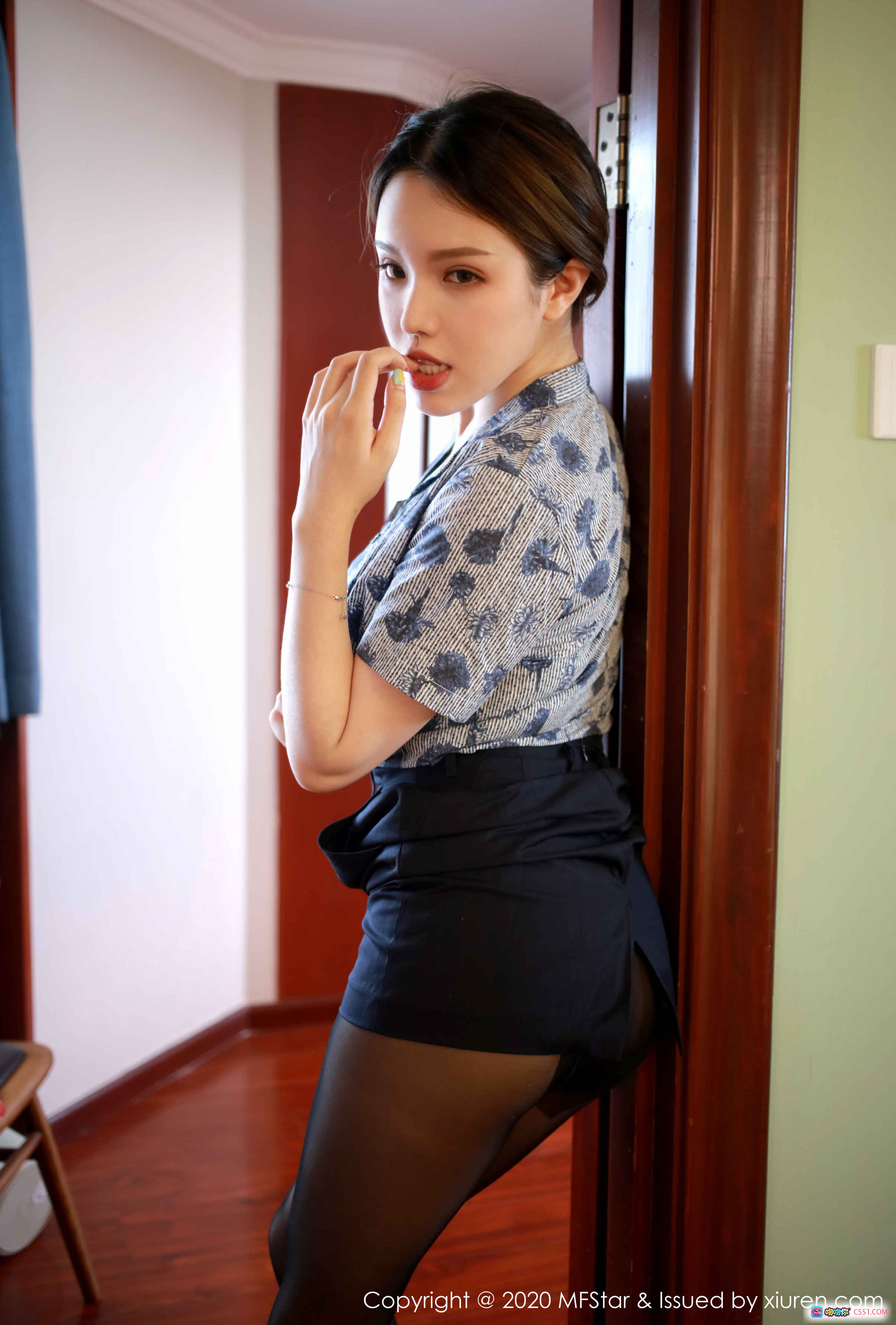 图片[10] - 黄楽然MFStar模范学院2020.03.12 Vol.286 旗袍风短袖印花上衣+黑色包臀裙+丝袜美腿写真集 - 就要吻