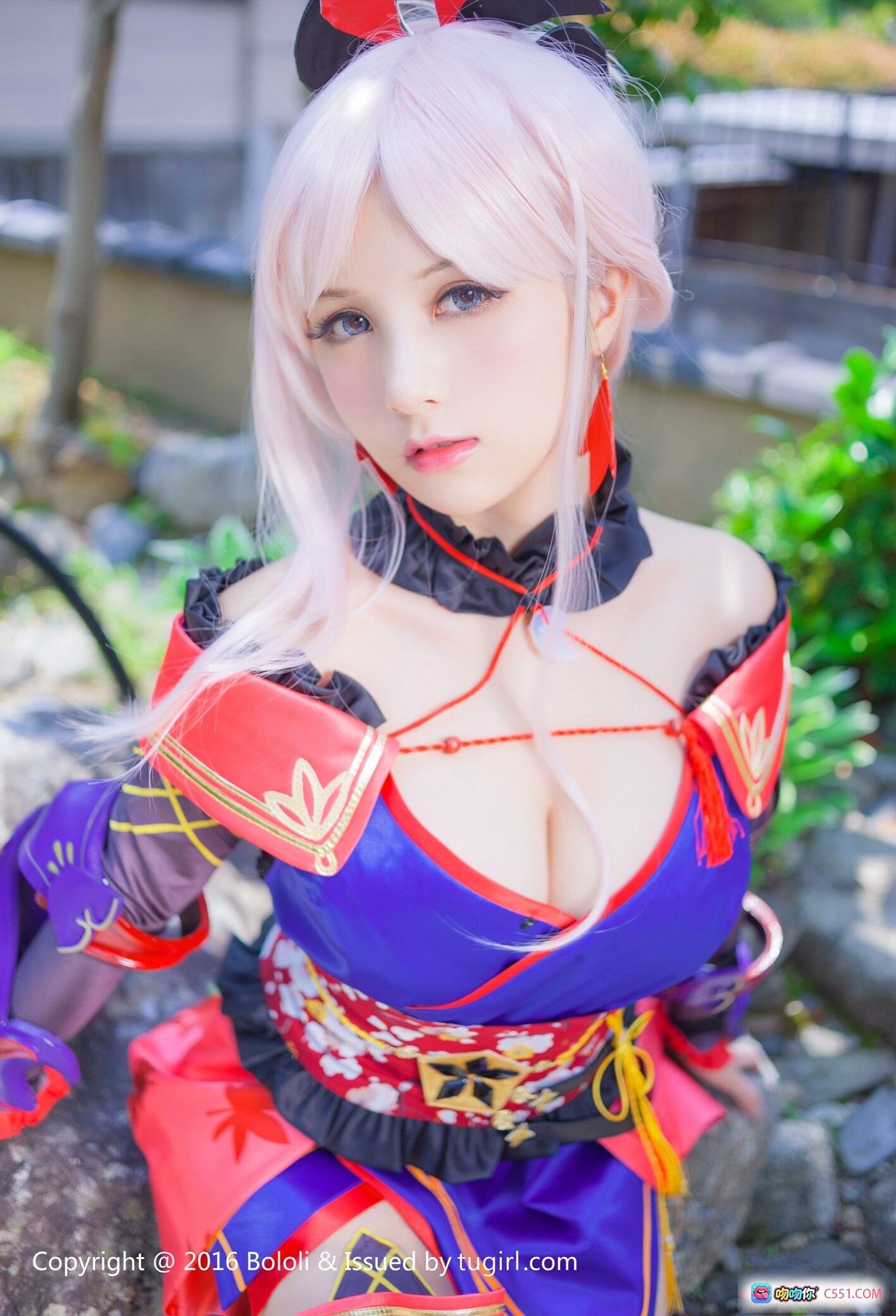 图片[9] - 夏美酱Cosplay写真 | BoLoli波萝社VOL.079 | 和风少女持剑造型 | 红蓝配色战裙 | 日式庭院外景拍摄 - 就要吻