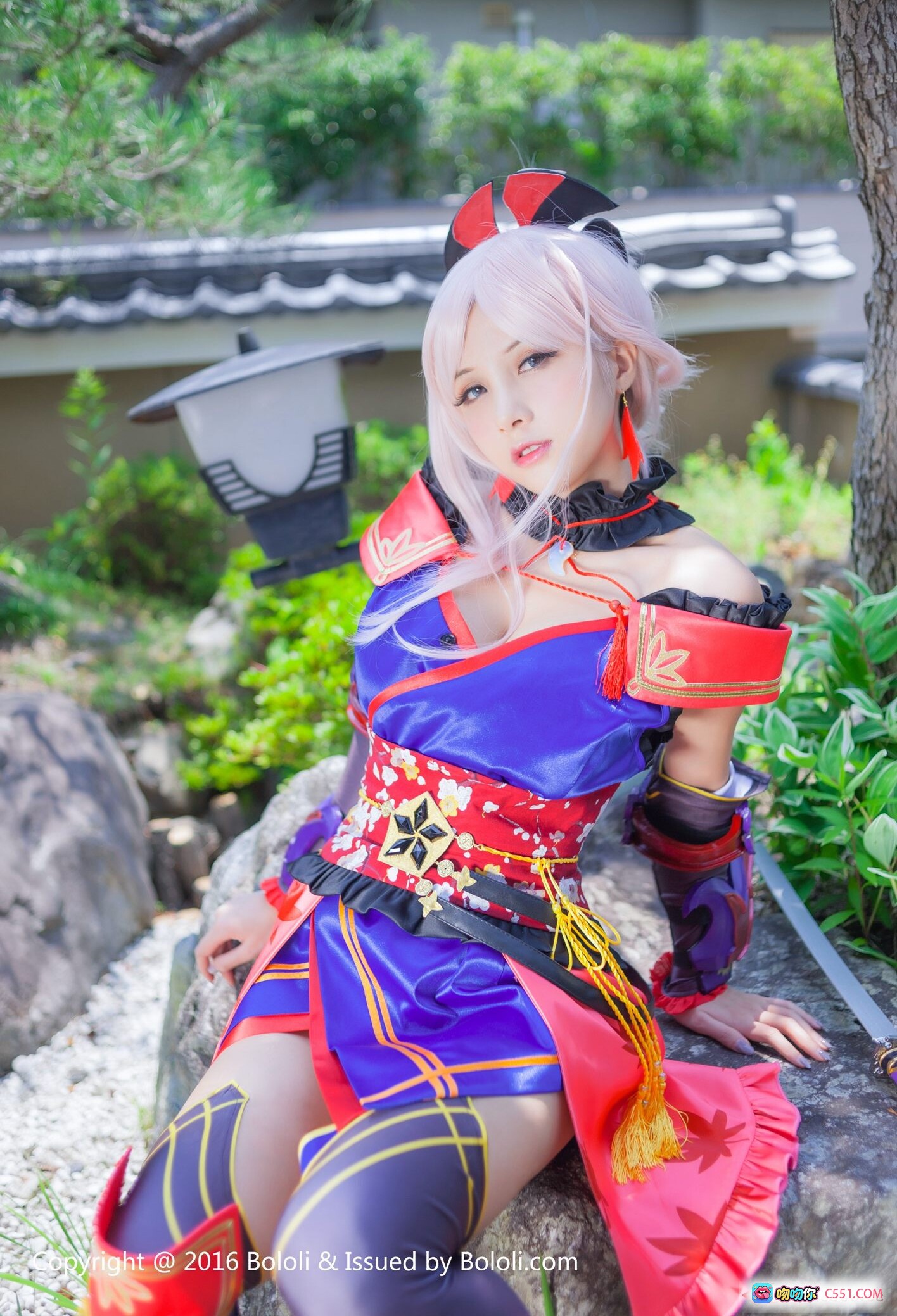 图片[4] - 夏美酱Cosplay写真 | BoLoli波萝社VOL.079 | 和风少女持剑造型 | 红蓝配色战裙 | 日式庭院外景拍摄 - 就要吻