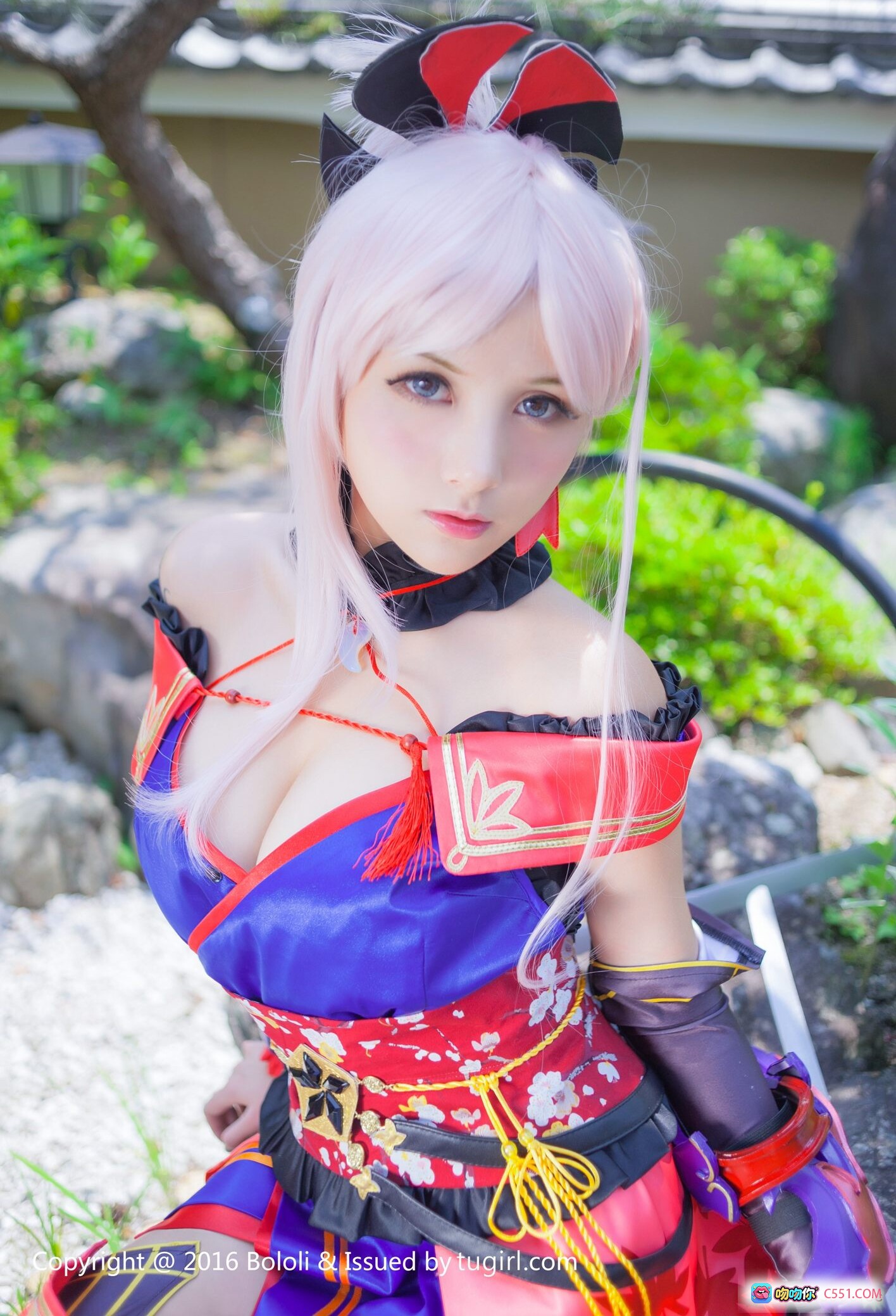 图片[5] - 夏美酱Cosplay写真 | BoLoli波萝社VOL.079 | 和风少女持剑造型 | 红蓝配色战裙 | 日式庭院外景拍摄 - 就要吻