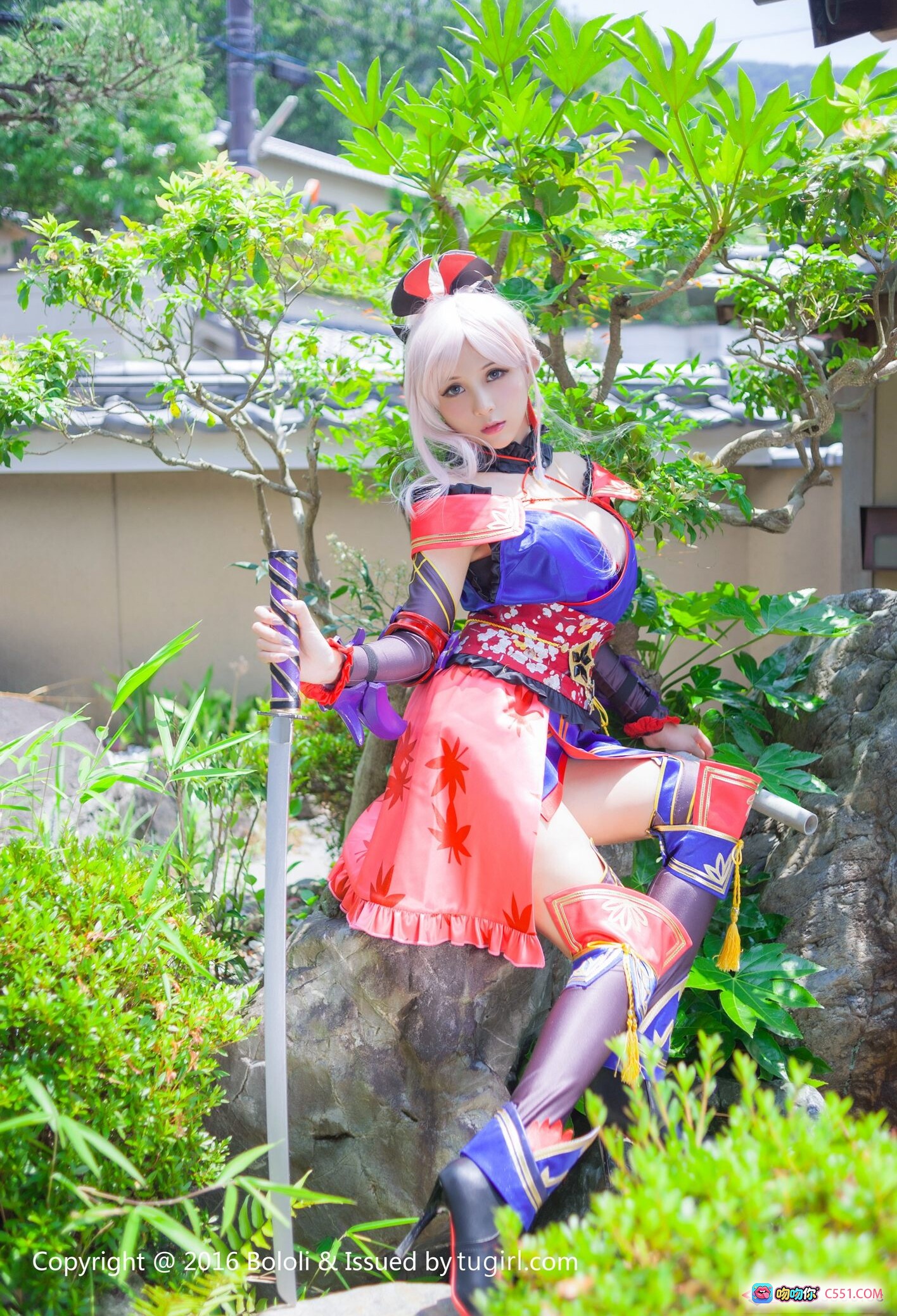 夏美酱Cosplay写真 | BoLoli波萝社VOL.079 | 和风少女持剑造型 | 红蓝配色战裙 | 日式庭院外景拍摄 - 就要吻