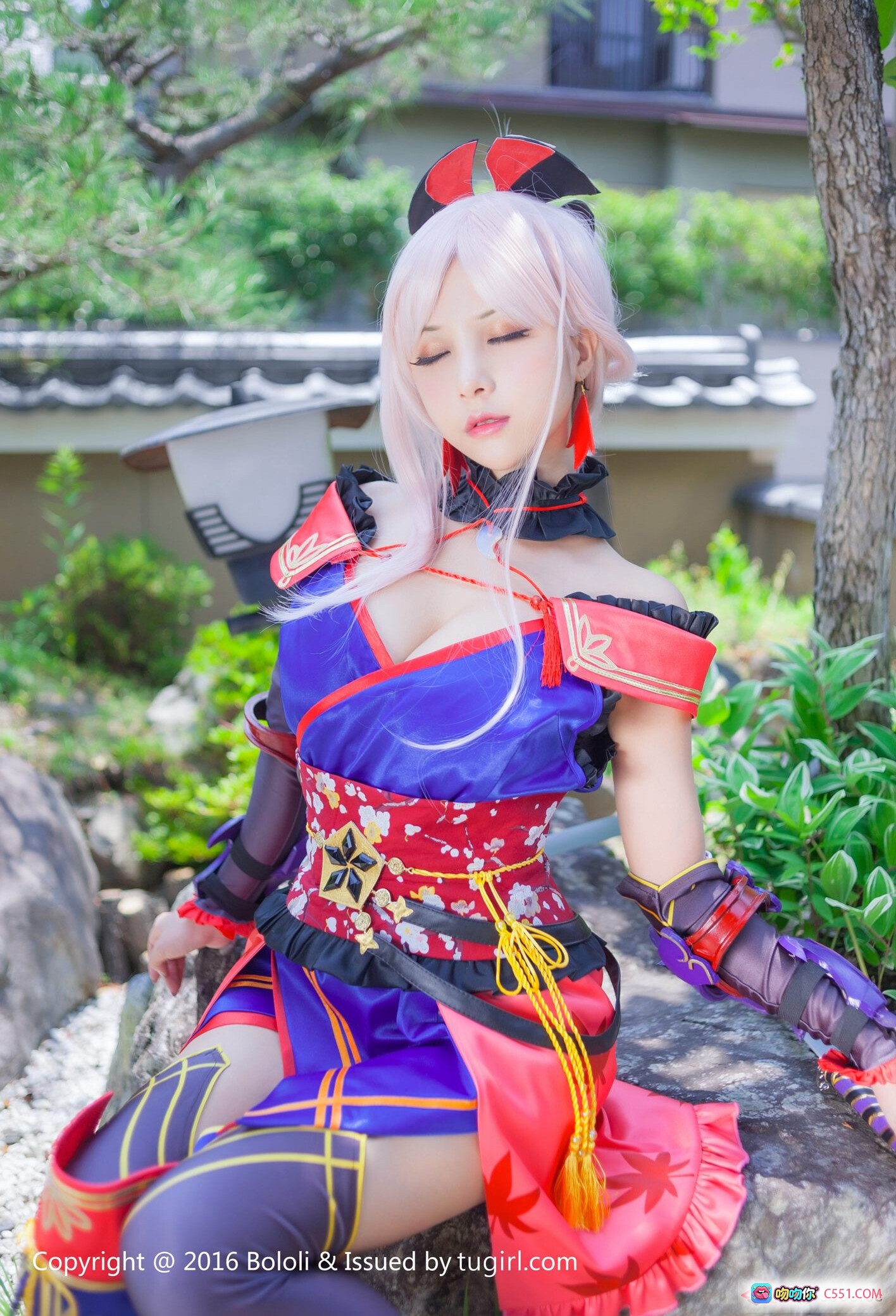 图片[6] - 夏美酱Cosplay写真 | BoLoli波萝社VOL.079 | 和风少女持剑造型 | 红蓝配色战裙 | 日式庭院外景拍摄 - 就要吻