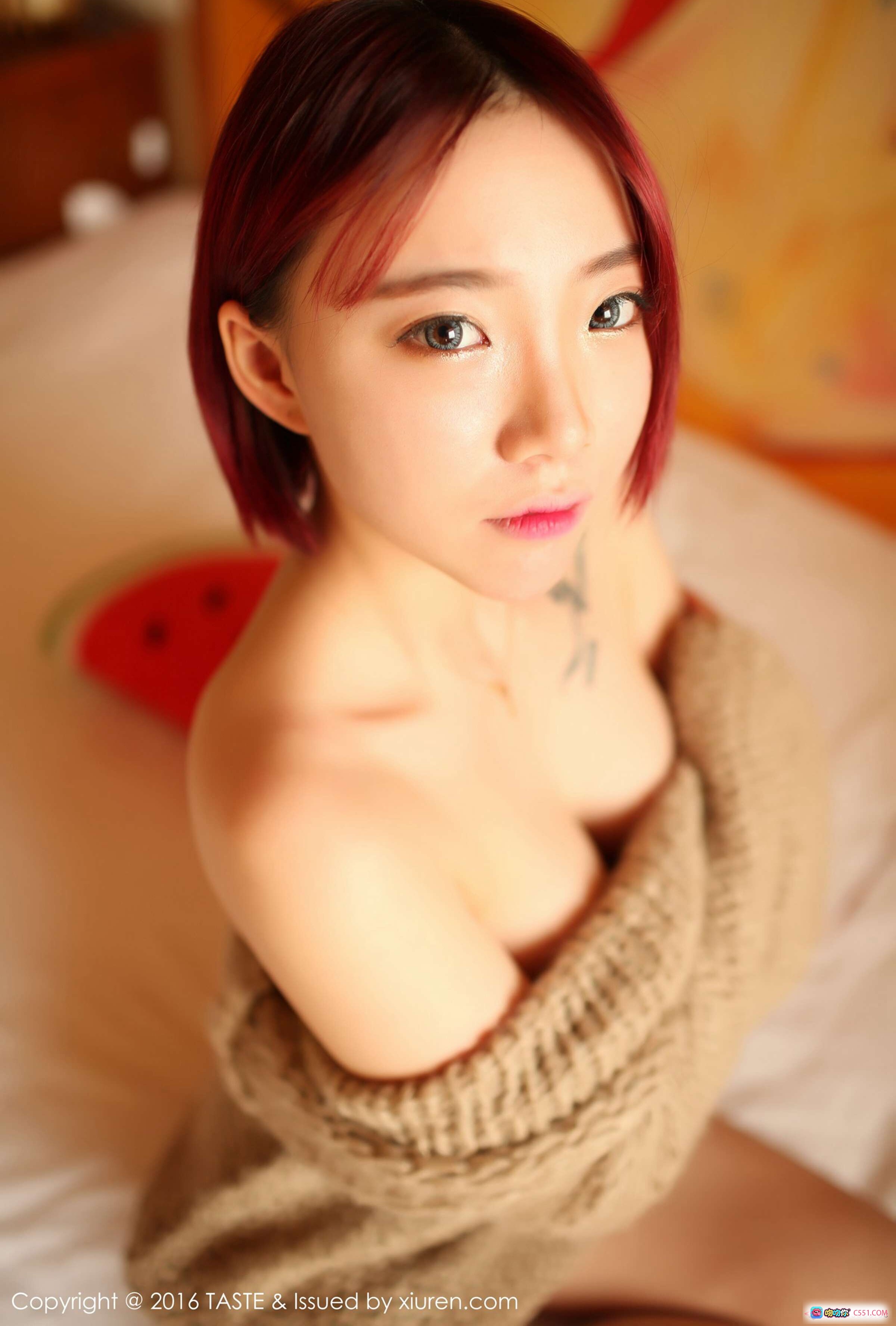 图片[9] - 小泽空私房写真 | 红发少女床上抱毛毯 | 温柔眼神锁骨纹身 | TASTE 2016 VOL.001 精美艺术摄影 - 就要吻