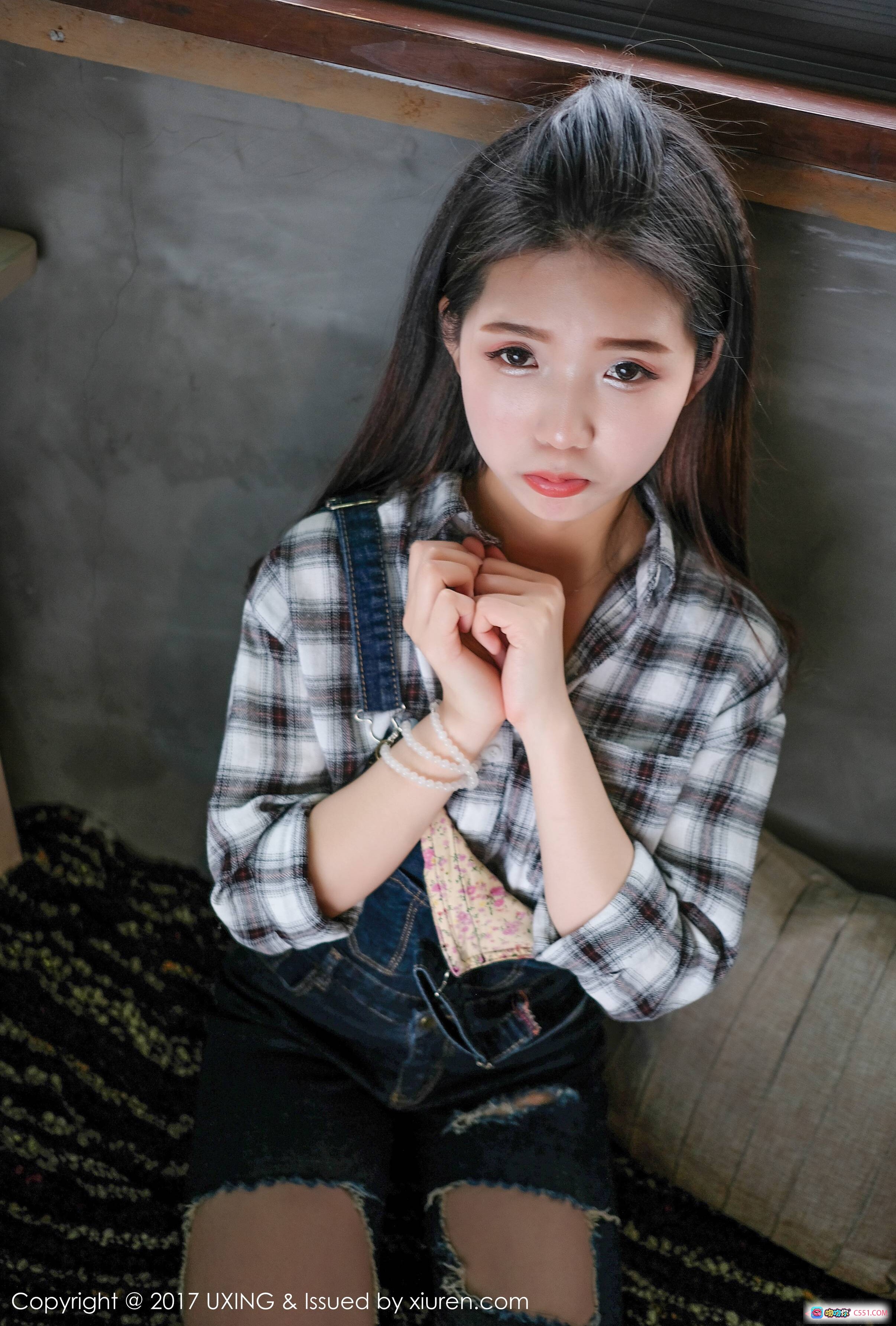 图片[2] - 可爱小叶子格子衬衫牛仔背带裤破洞设计坐姿写真UXING2017Vol.044 - 就要吻