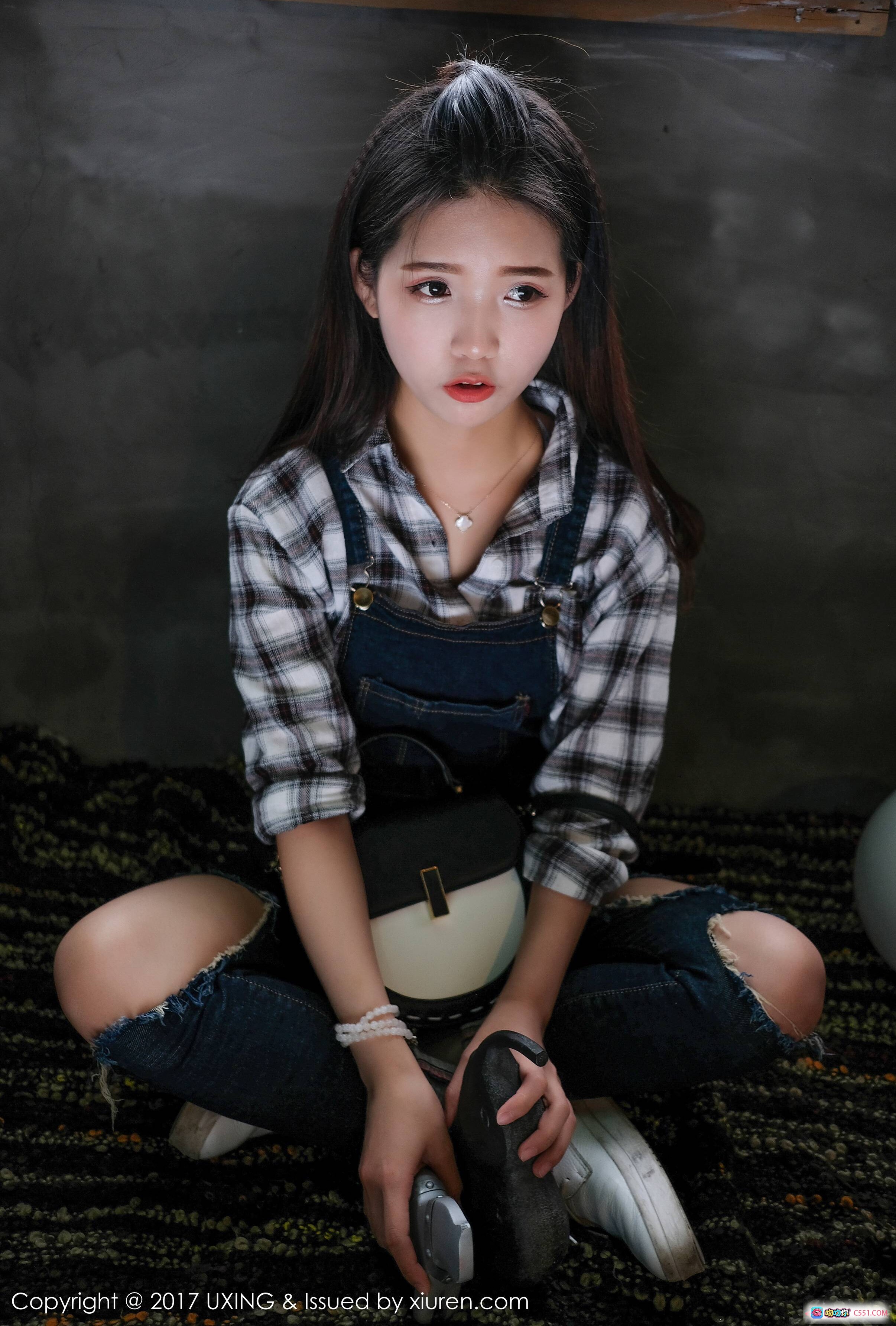 图片[5] - 可爱小叶子格子衬衫牛仔背带裤破洞设计坐姿写真UXING2017Vol.044 - 就要吻