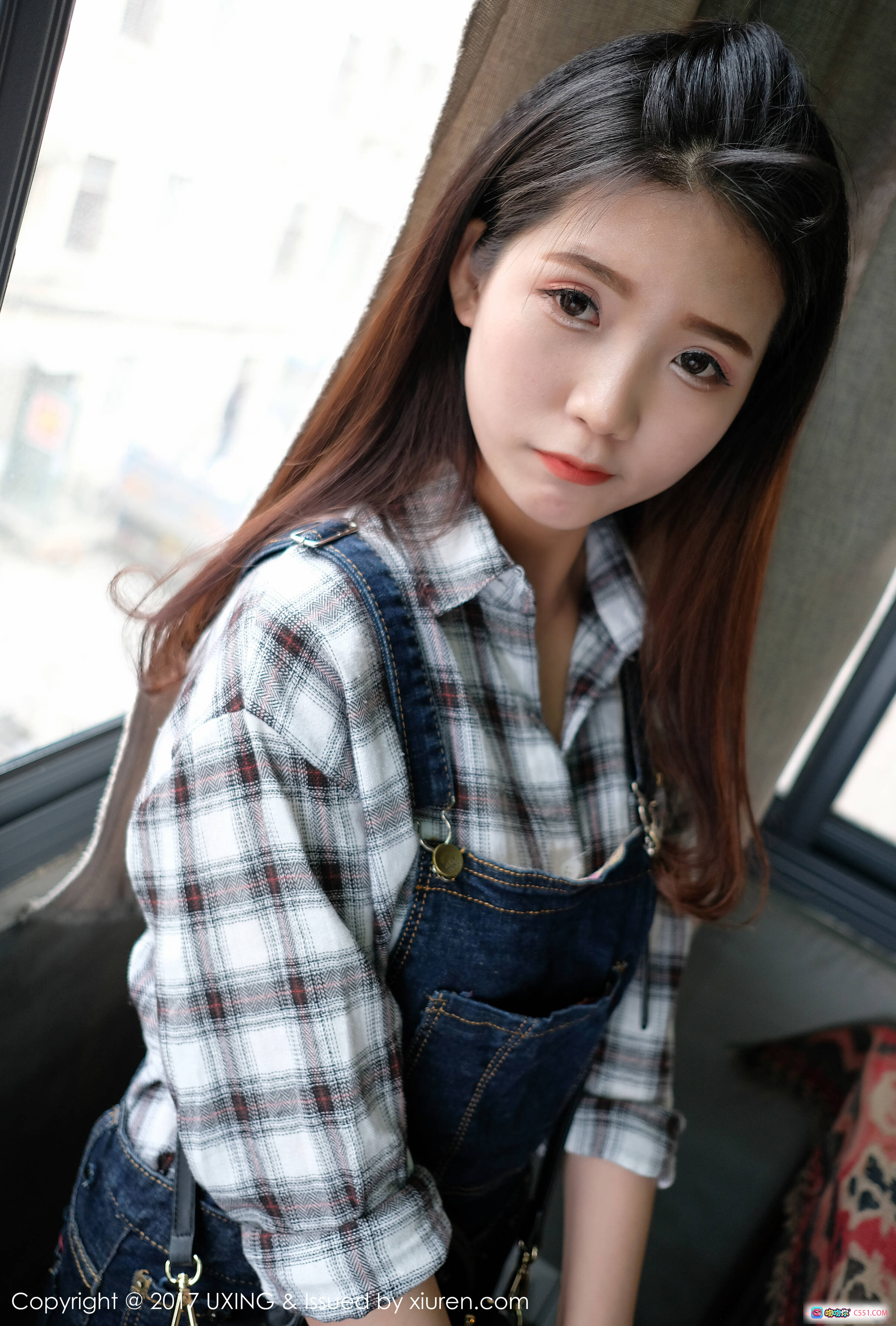 图片[10] - 可爱小叶子格子衬衫牛仔背带裤破洞设计坐姿写真UXING2017Vol.044 - 就要吻