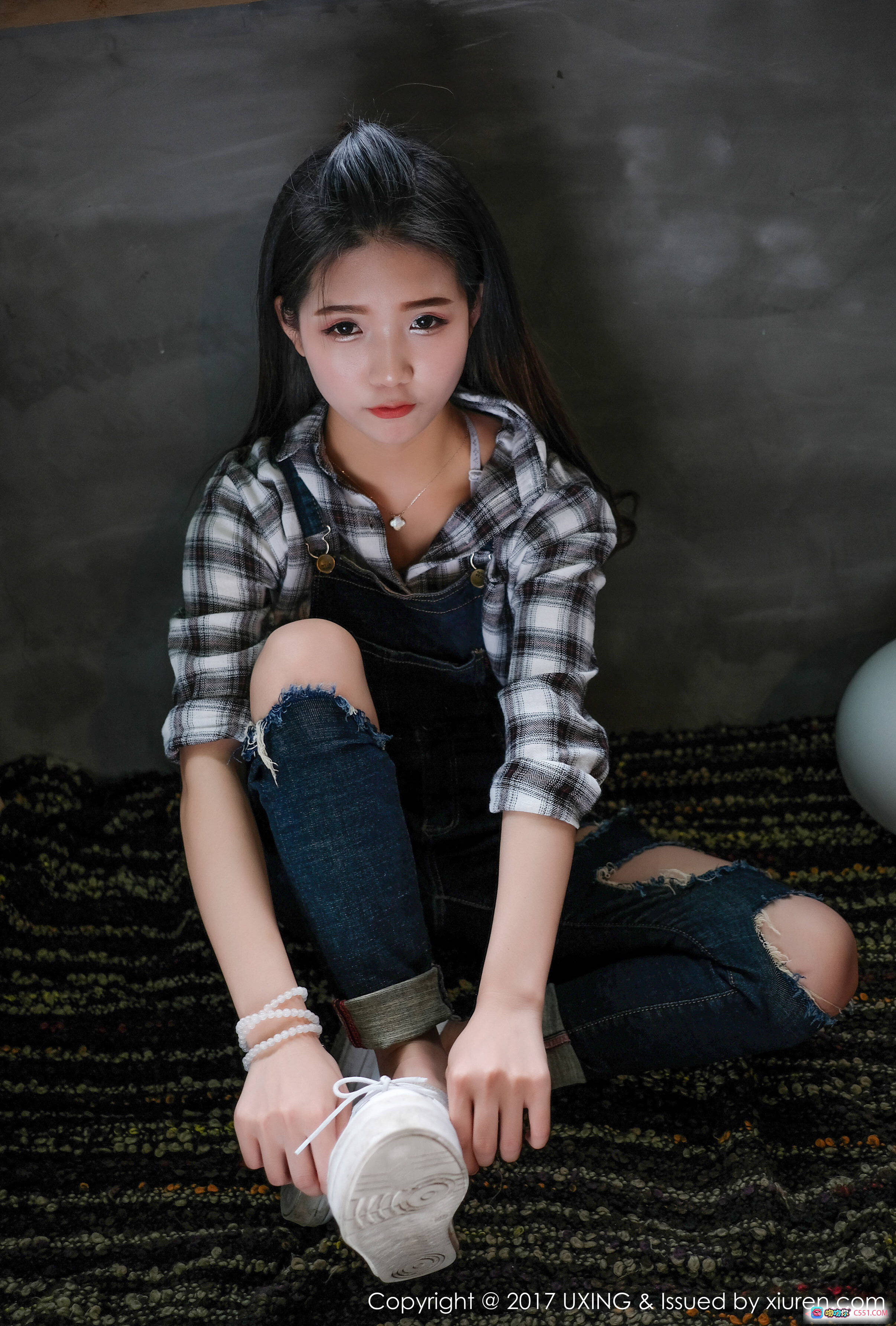 可爱小叶子格子衬衫牛仔背带裤破洞设计坐姿写真UXING2017Vol.044 - 就要吻