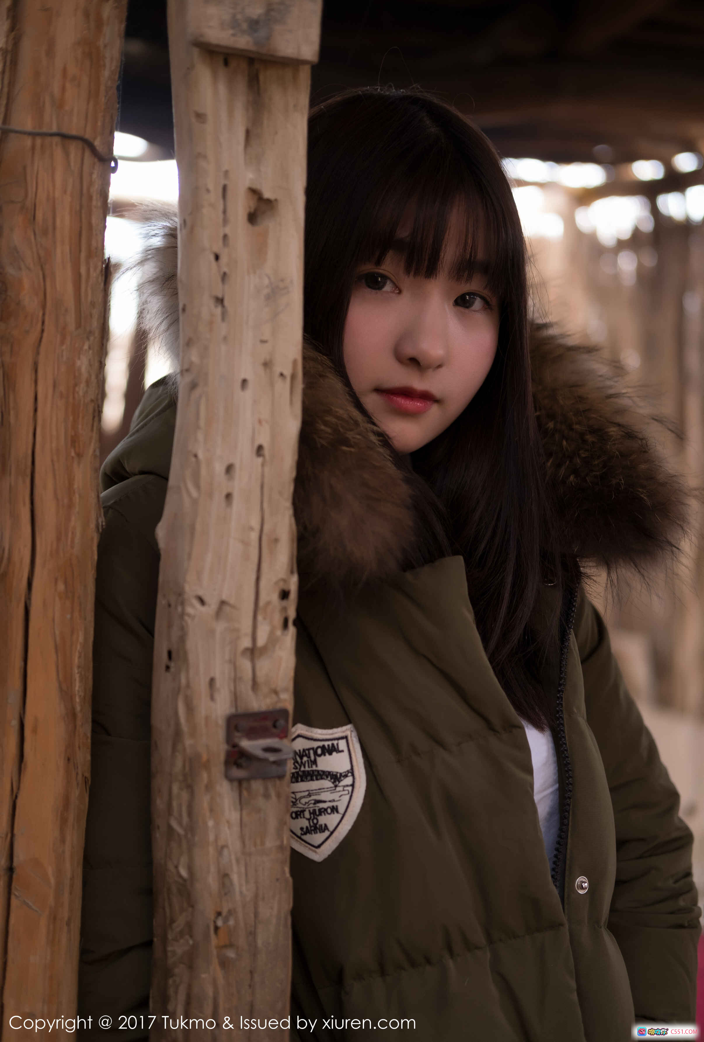 Tukmo 2017.09.15 Vol.103 球球 冬季毛领羽绒服 木屋背景 清新少女写真 高清摄影集 42+1P 175M - 就要吻