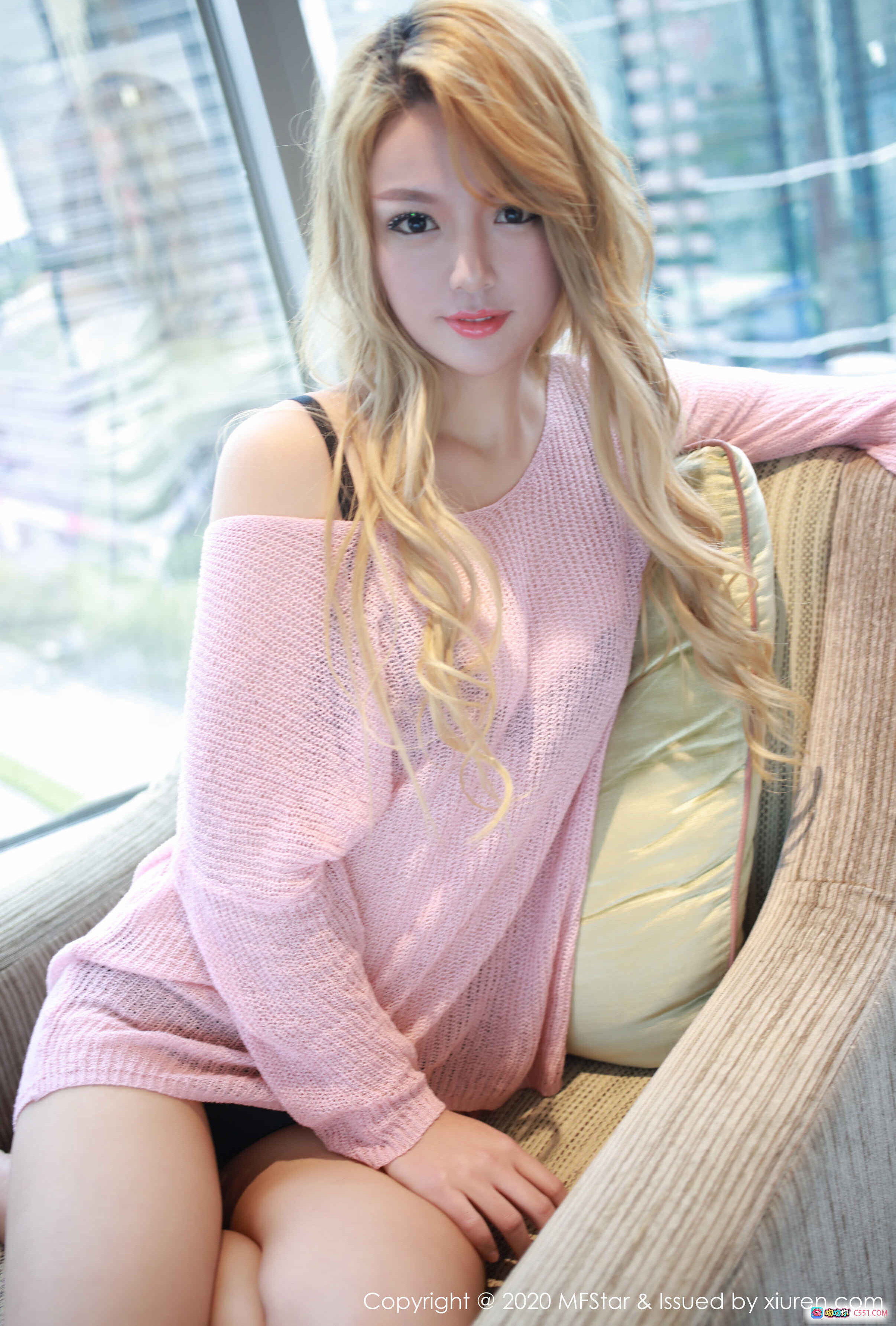 图片[9] - MFStar模范学院dodo粉衫黑裤窗边写真 金发美女都市风光背景 2020.03.26 Vol.296 高清39图 - 就要吻