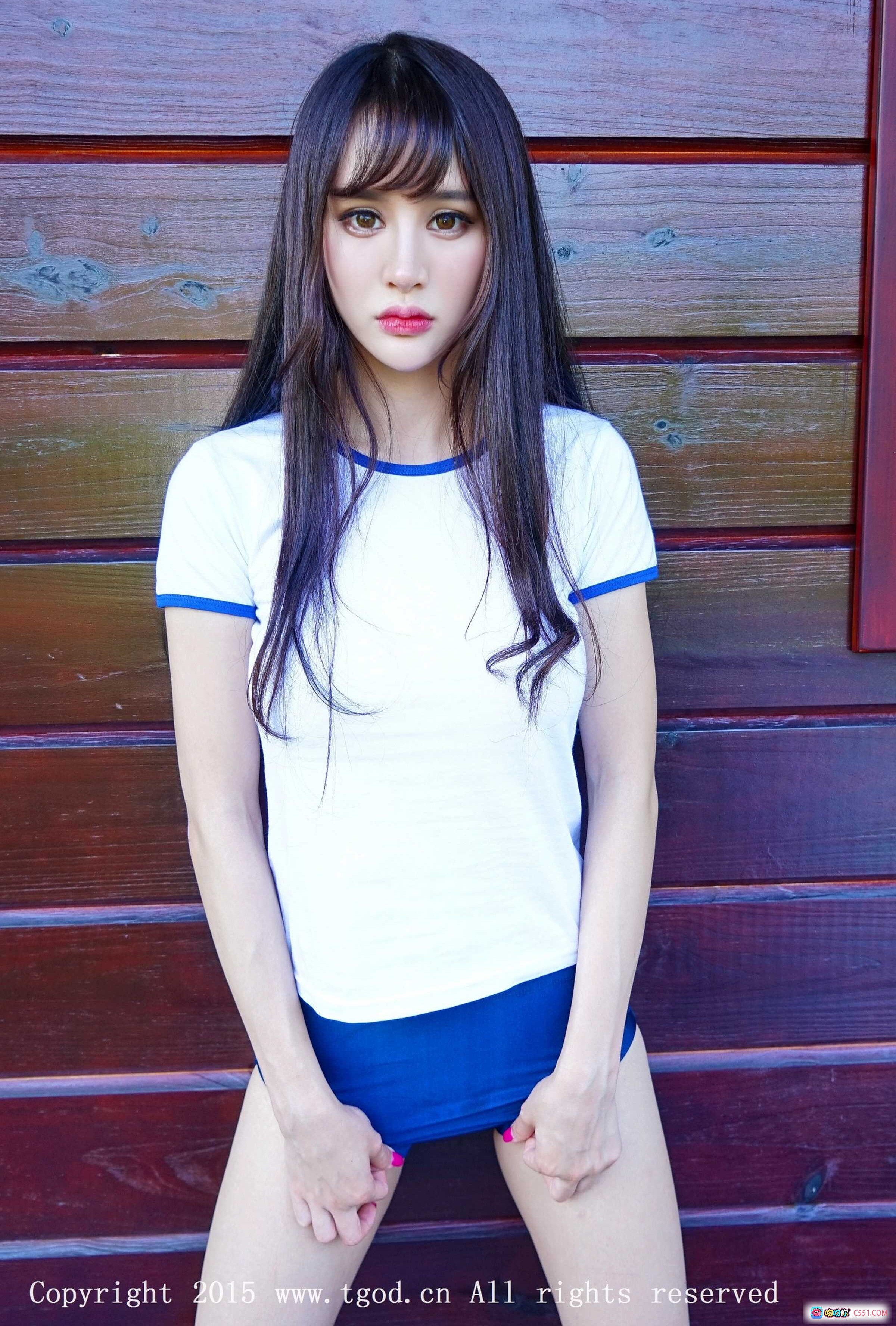 图片[10] - 云曼旅拍Cheryl青树第四刊写真 | 白T短裤少女蹲坐木屋阳台 | 清新自然户外人像摄影 - 就要吻