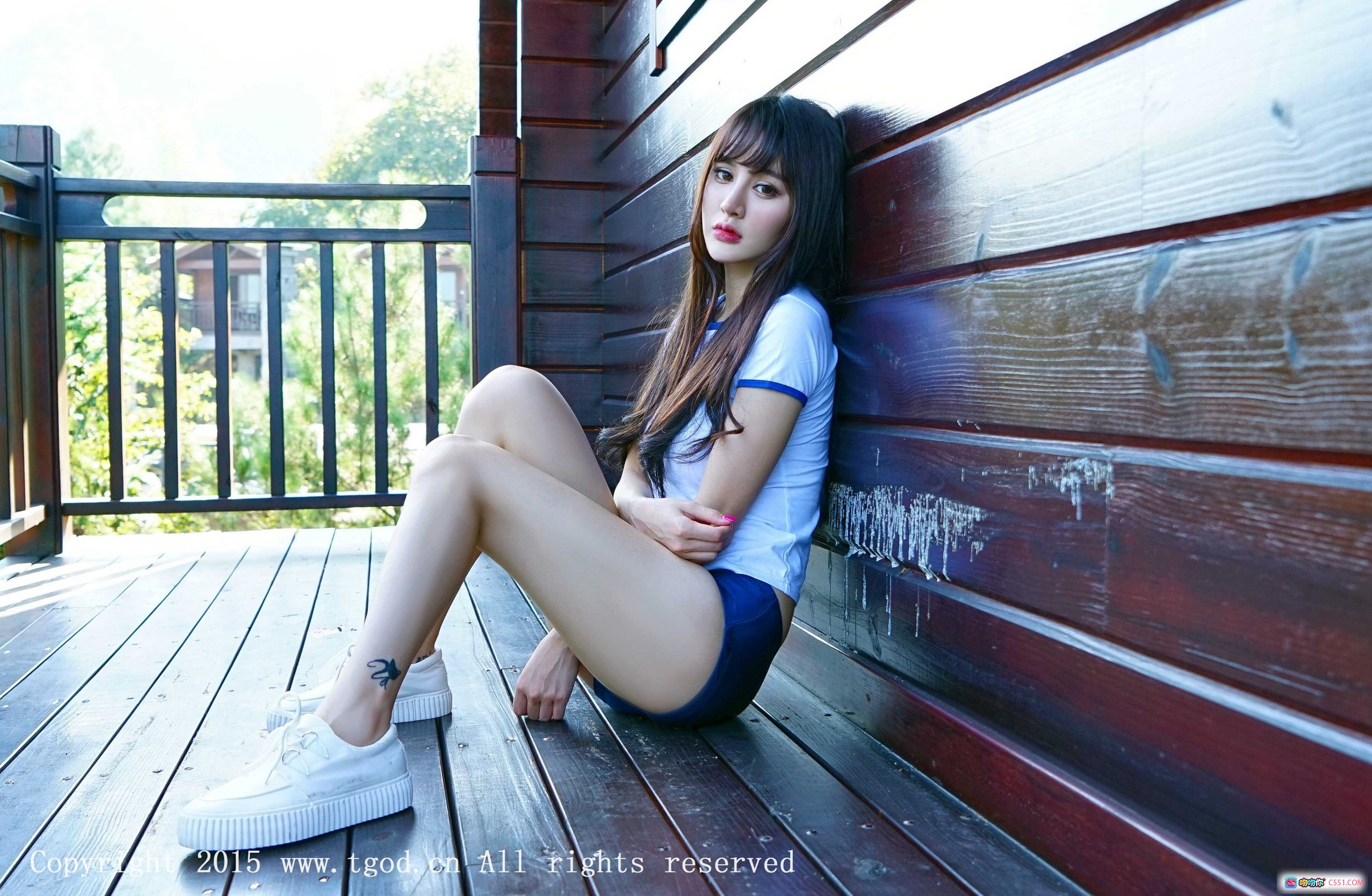 图片[7] - 云曼旅拍Cheryl青树第四刊写真 | 白T短裤少女蹲坐木屋阳台 | 清新自然户外人像摄影 - 就要吻