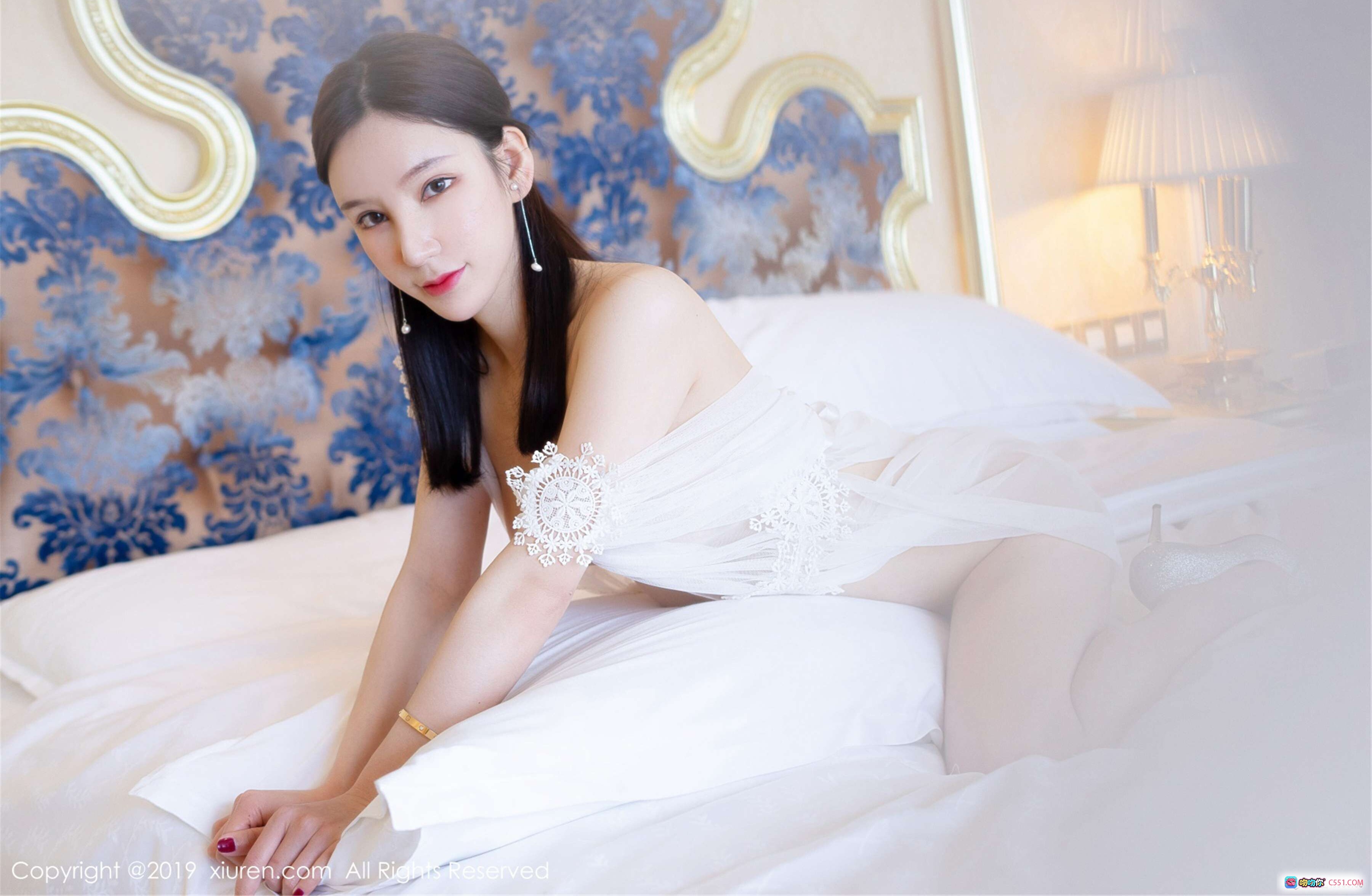 图片[5] - 周于希Sandy优雅白纱写真 | 秀人网2019高清私房美图 | 床边坐姿性感迷人 | 精致妆容长发飘逸 | 高清摄影艺术收藏 - 就要吻