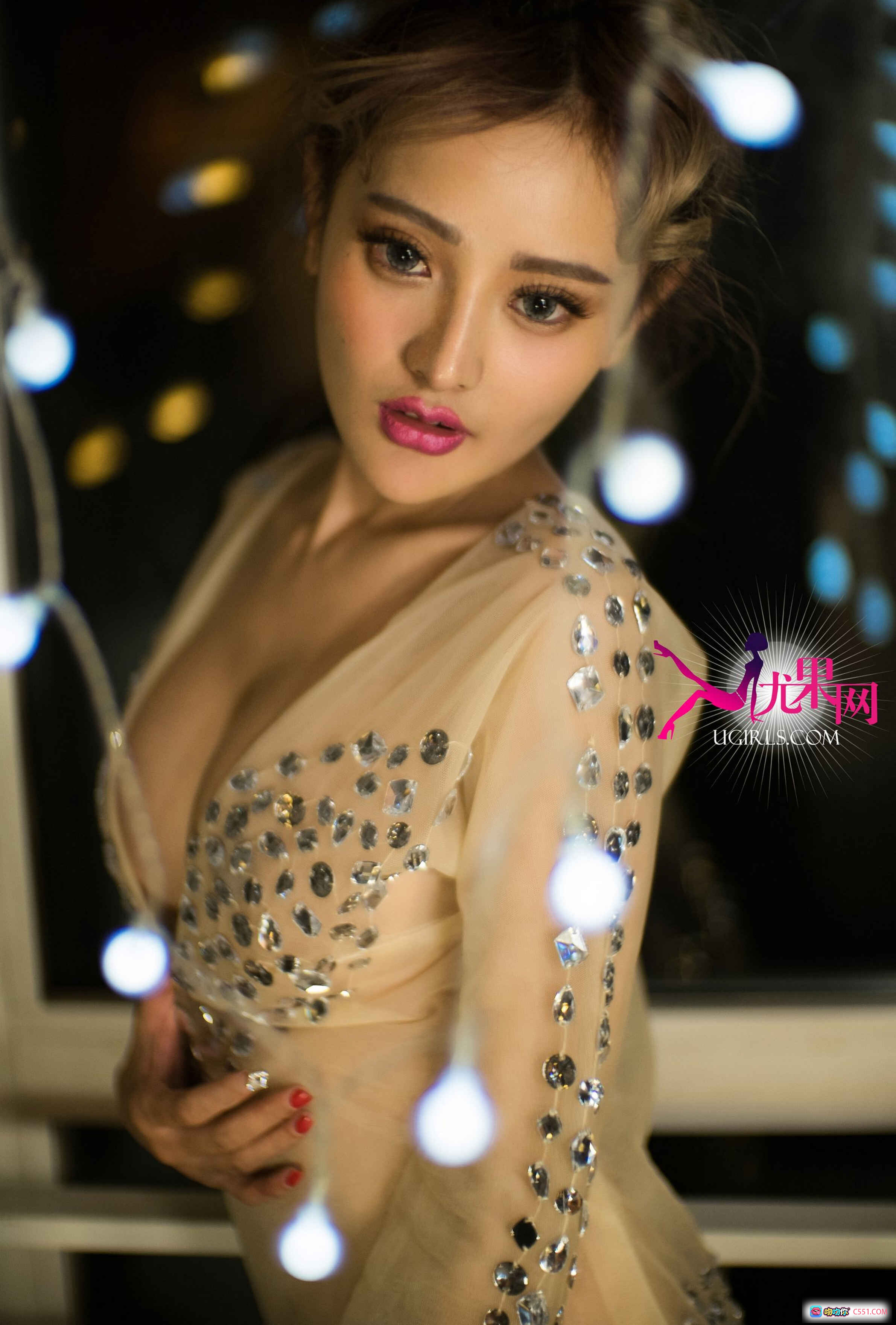 图片[8] - UG U138李思宁 白色蕾丝内衣+丝袜美腿 坐姿性感写真 金发卷发 窗边私房照 - 就要吻