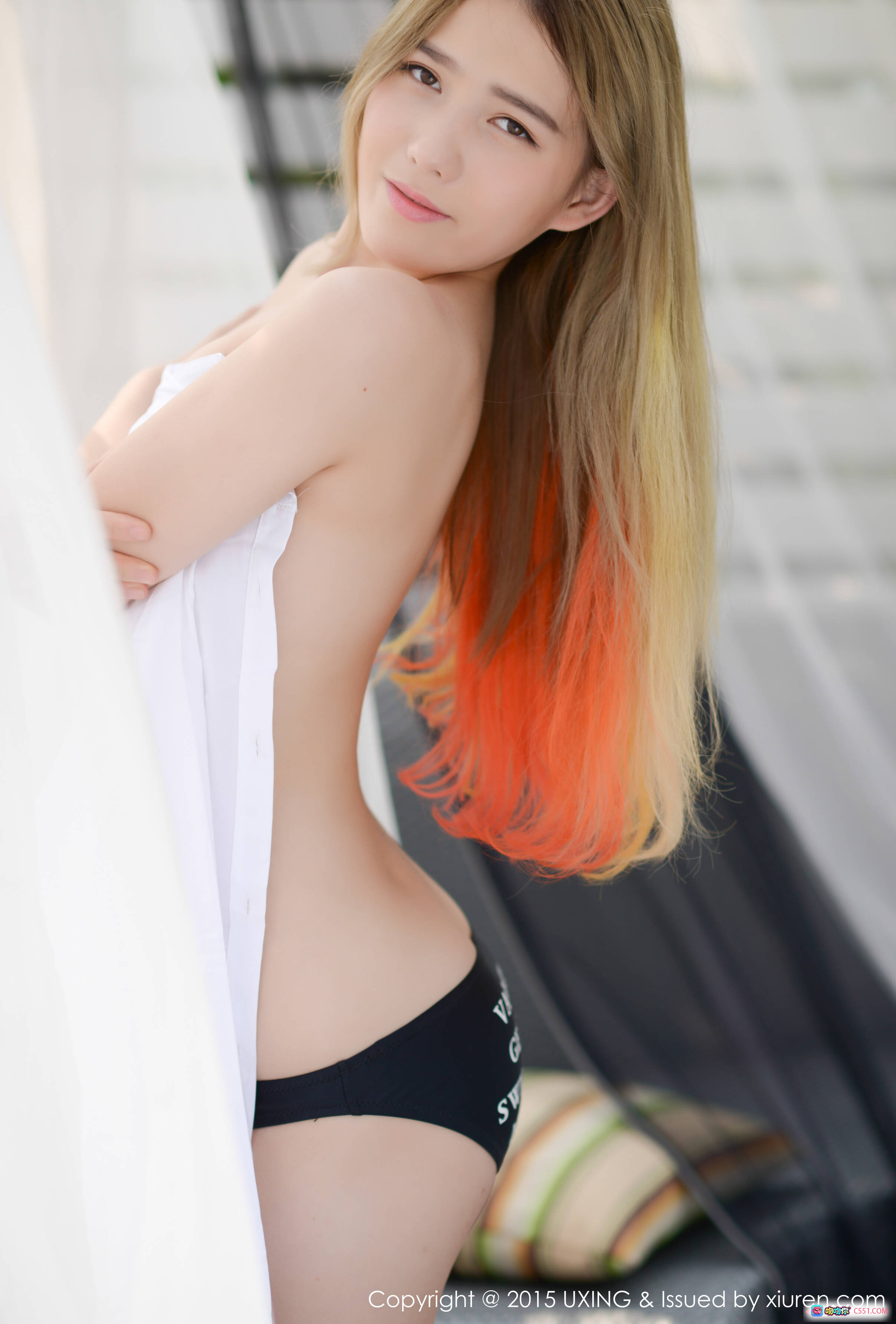UXING 2015.11.22 VOL.028 懒桃子 白衬衫黑内裤 金发橙染发色 侧身回眸 美女写真 时尚性感 无视频 - 就要吻