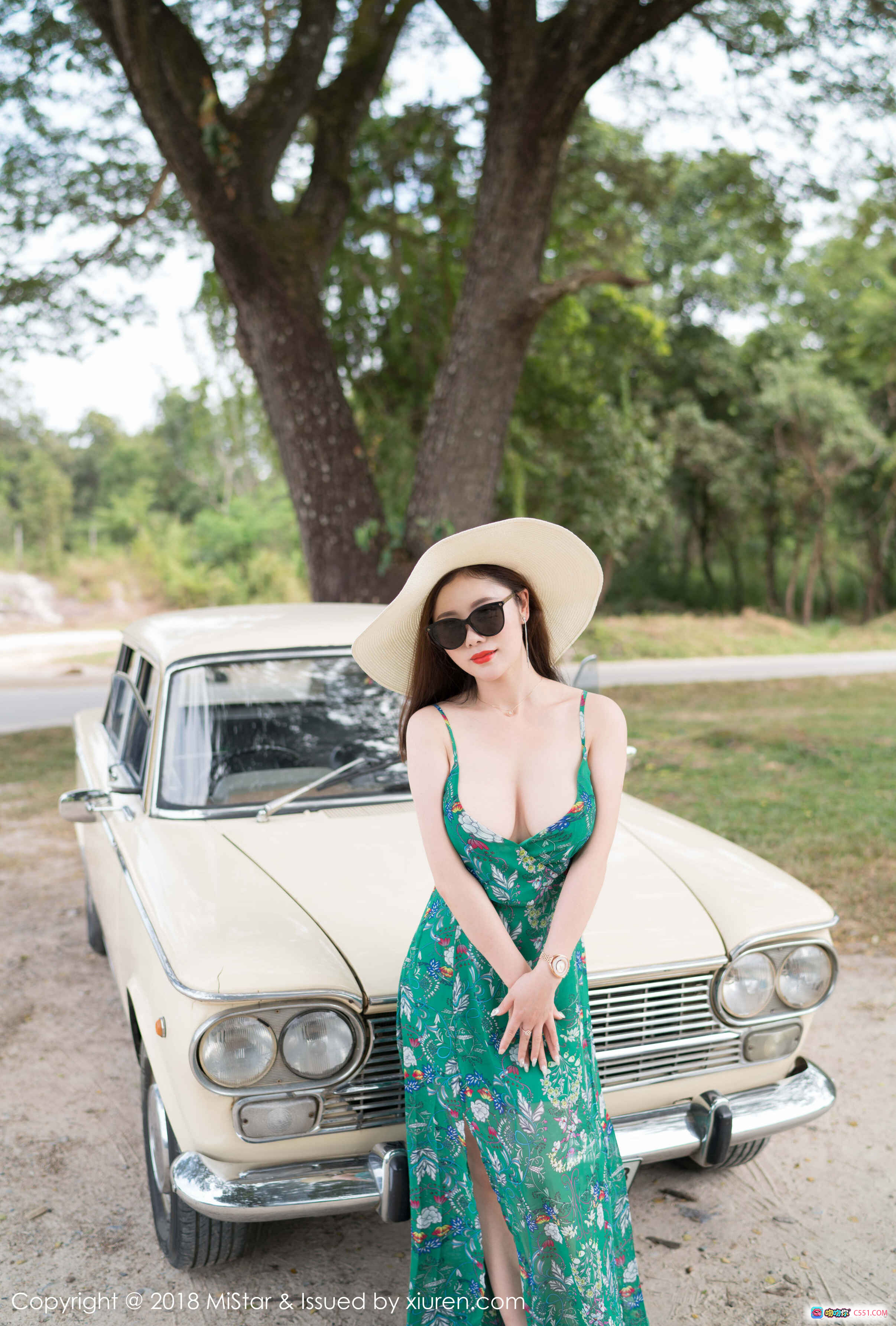 图片[2] - 雪千紫田园写真：绿色碎花长裙+宽檐草帽+竹伞遮阳+自然风光背景+优雅度假风 - 就要吻