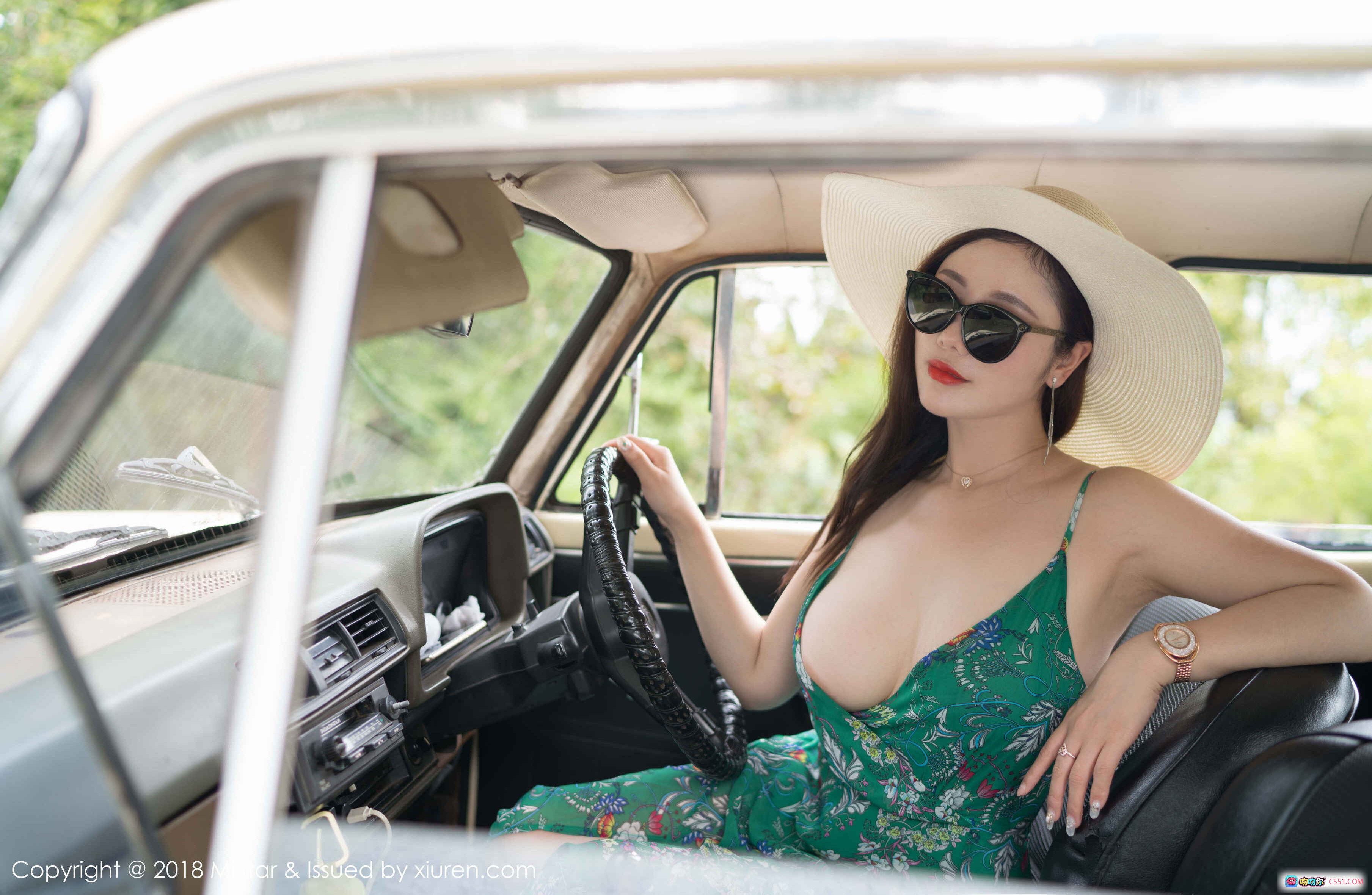 图片[3] - 雪千紫田园写真：绿色碎花长裙+宽檐草帽+竹伞遮阳+自然风光背景+优雅度假风 - 就要吻