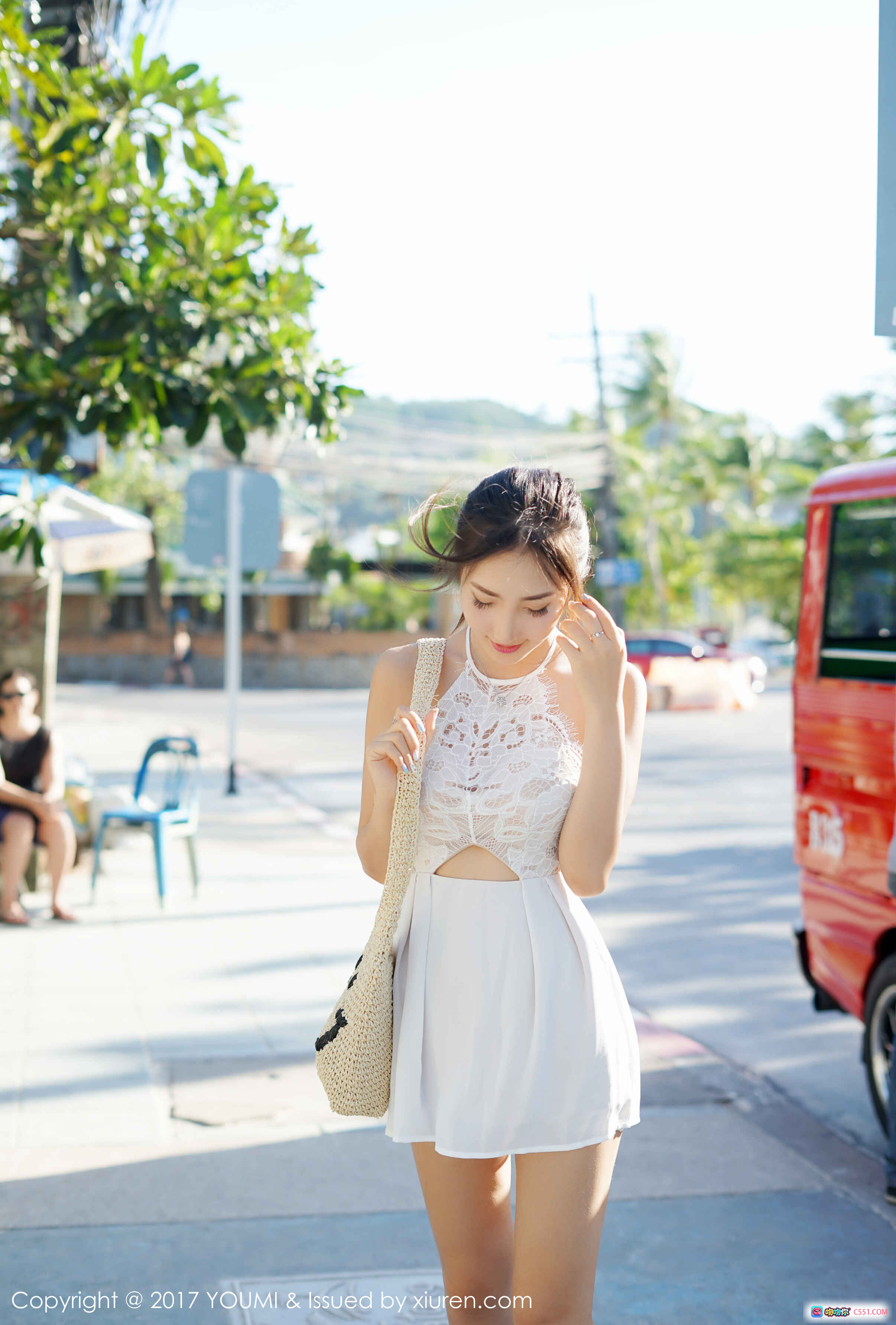 图片[7] - YouMi尤蜜荟2017.07.21 Vol.057 尤美白色蕾丝吊带裙阳台写真 清新自然热带绿植背景 美女侧颜微笑高马尾性感优雅户外摄影 - 就要吻