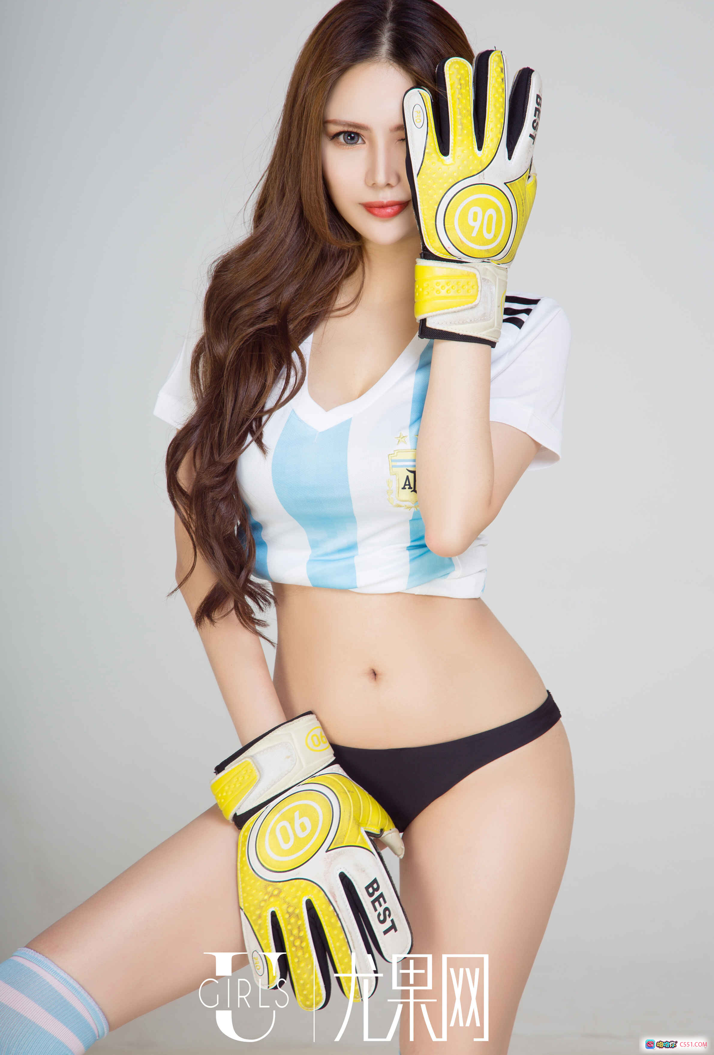 图片[8] - Ugirls尤果网2018甜蜜盛夏写真 T033足球守门员手套黑蕾丝内衣美腿诱惑65P高清图集 - 就要吻