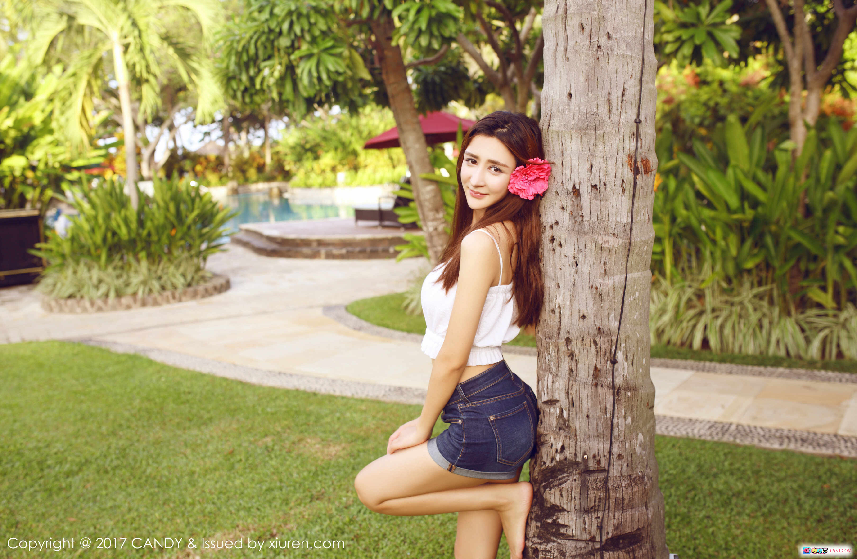 图片[9] - 伊莉娜清新写真 | 白色吊带上衣+牛仔短裤 | 花朵发饰户外床榻坐姿 | CANDY VOL.030 2017.08.30 - 就要吻