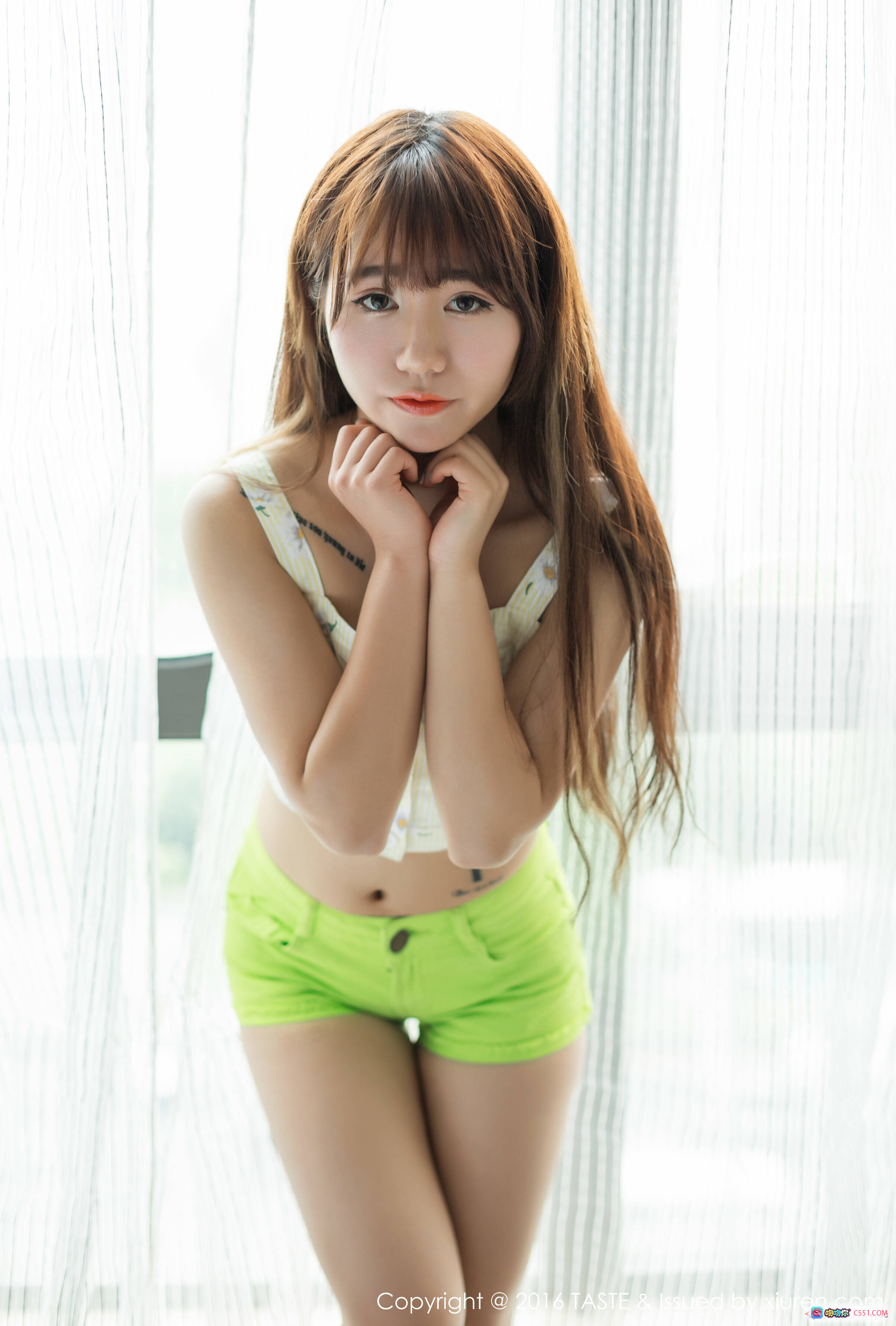 图片[2] - 鱼子酱宝saki清新写真 | 白色碎花吊带+荧光绿短裤 | 窗边自然光少女风 | 2016年5月VOL.026精选45P - 就要吻