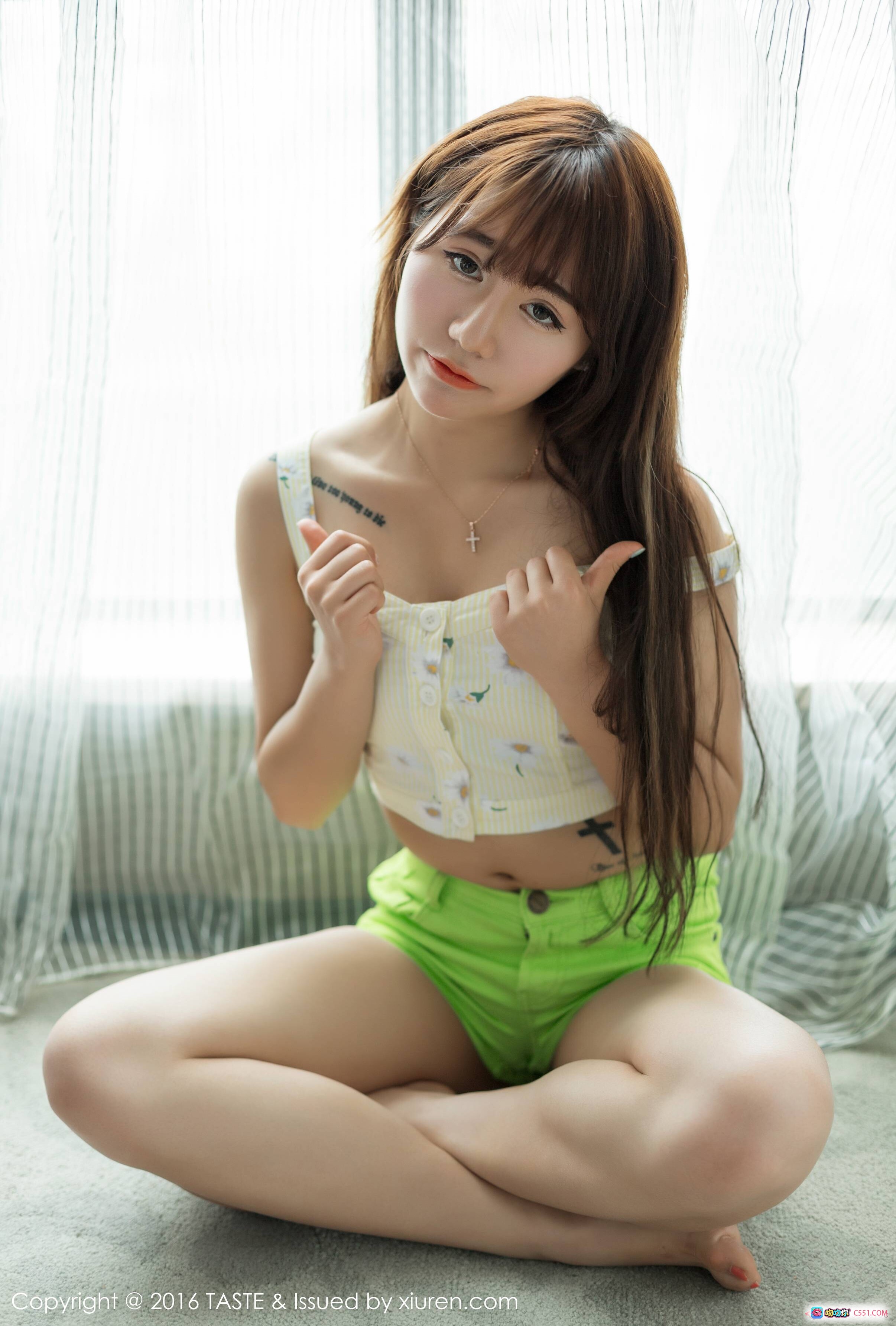 图片[10] - 鱼子酱宝saki清新写真 | 白色碎花吊带+荧光绿短裤 | 窗边自然光少女风 | 2016年5月VOL.026精选45P - 就要吻