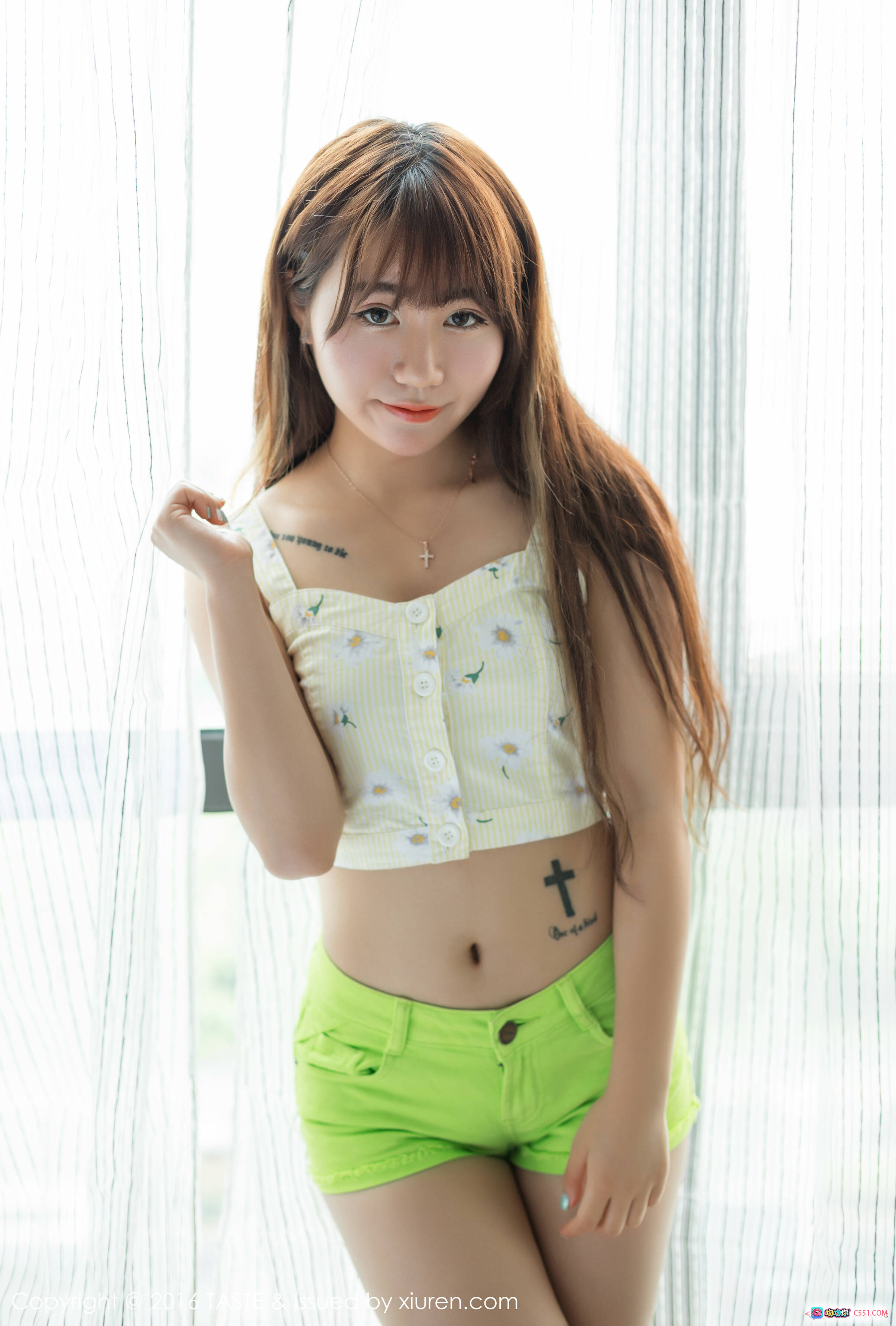 图片[3] - 鱼子酱宝saki清新写真 | 白色碎花吊带+荧光绿短裤 | 窗边自然光少女风 | 2016年5月VOL.026精选45P - 就要吻