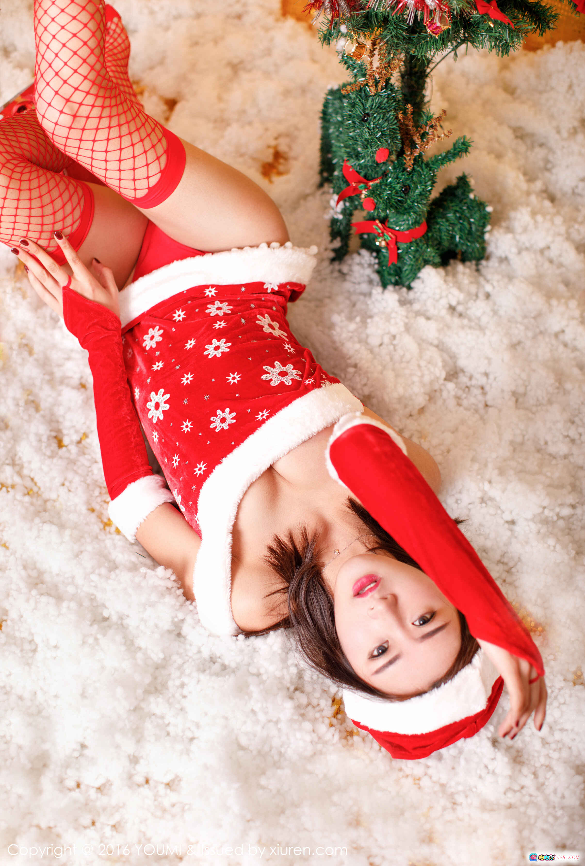 图片[2] - 圣诞主题写真：周琰琳LIN红白圣诞装+渔网袜+金色背景+圣诞树+雪景氛围感美拍 - 就要吻