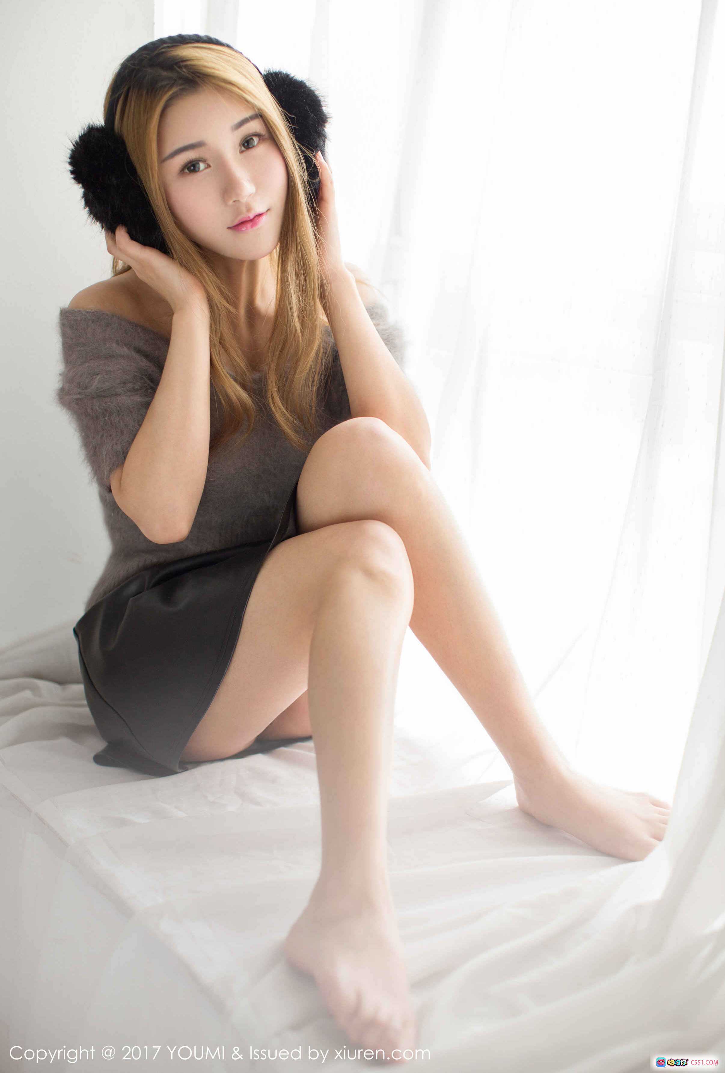 图片[7] - 宋梓诺Bee尤蜜荟2017写真 | 毛绒耳罩+露肩毛衣+黑短裙 | 清新甜美私房美腿照 - 就要吻
