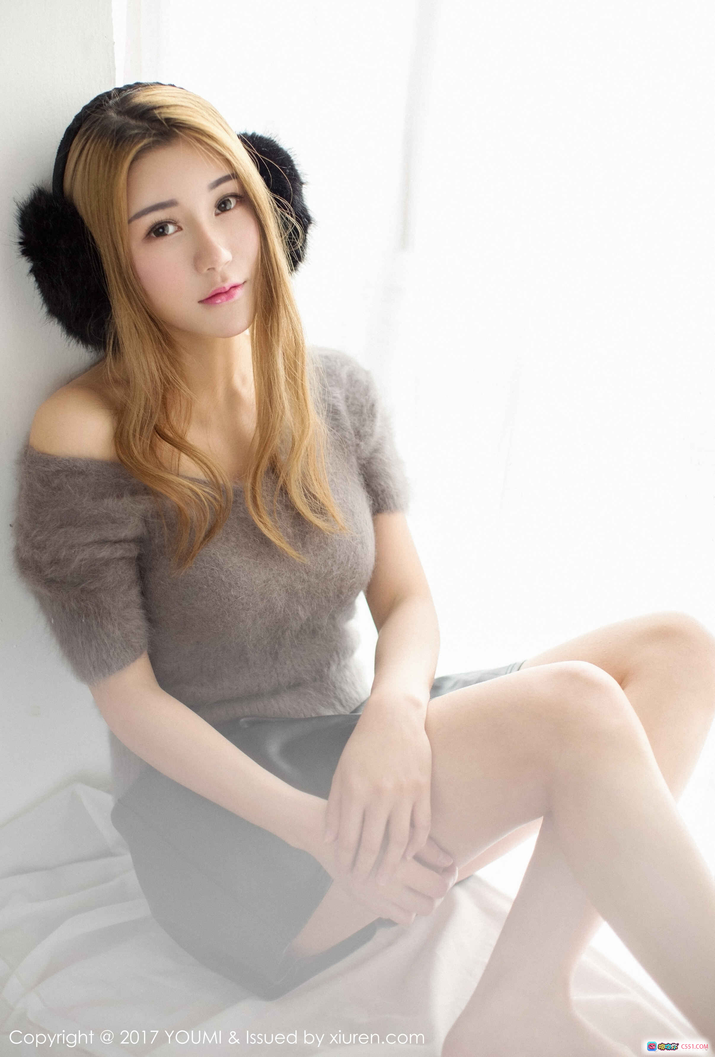 宋梓诺Bee尤蜜荟2017写真 | 毛绒耳罩+露肩毛衣+黑短裙 | 清新甜美私房美腿照 - 就要吻