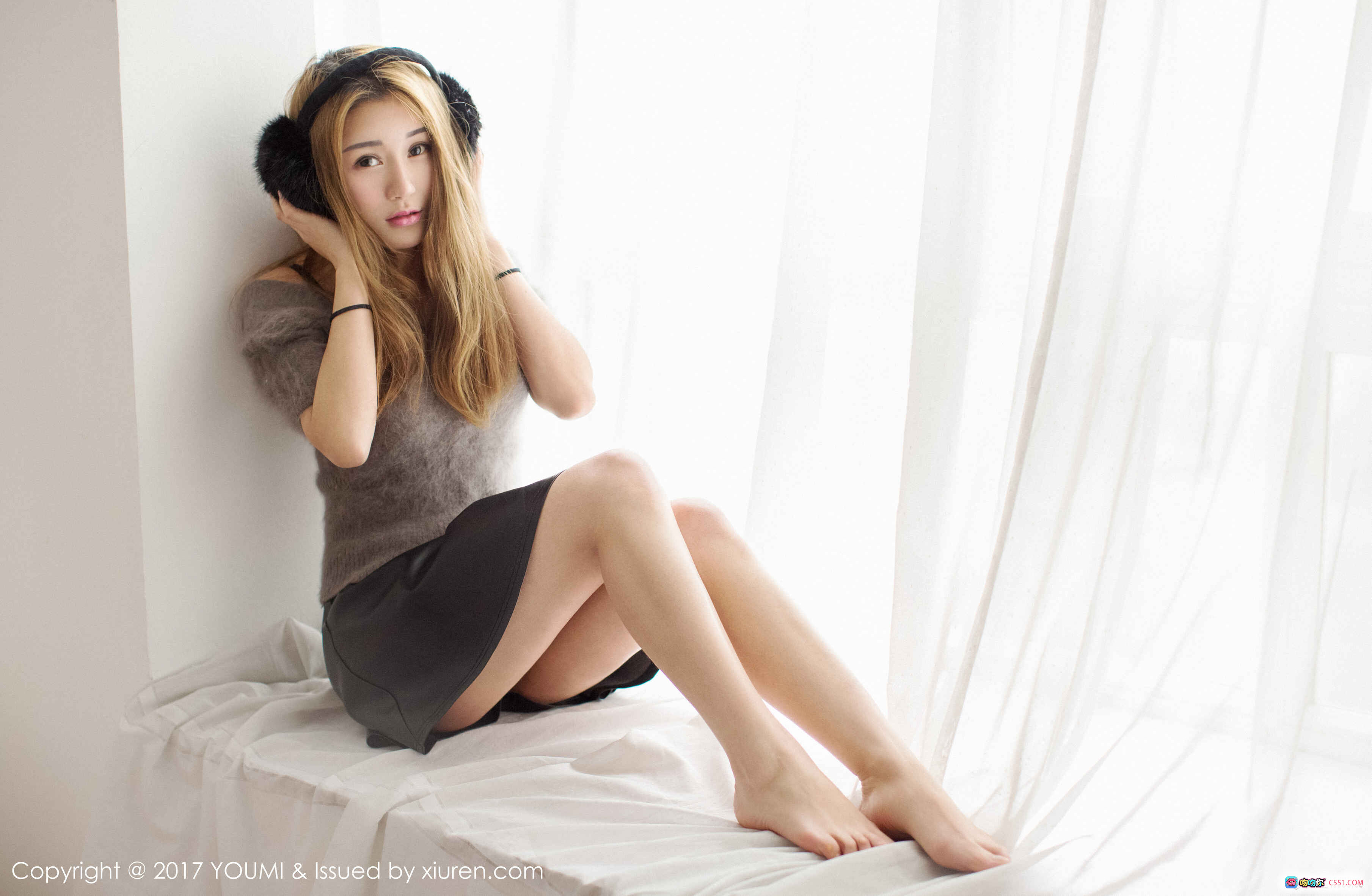 图片[9] - 宋梓诺Bee尤蜜荟2017写真 | 毛绒耳罩+露肩毛衣+黑短裙 | 清新甜美私房美腿照 - 就要吻