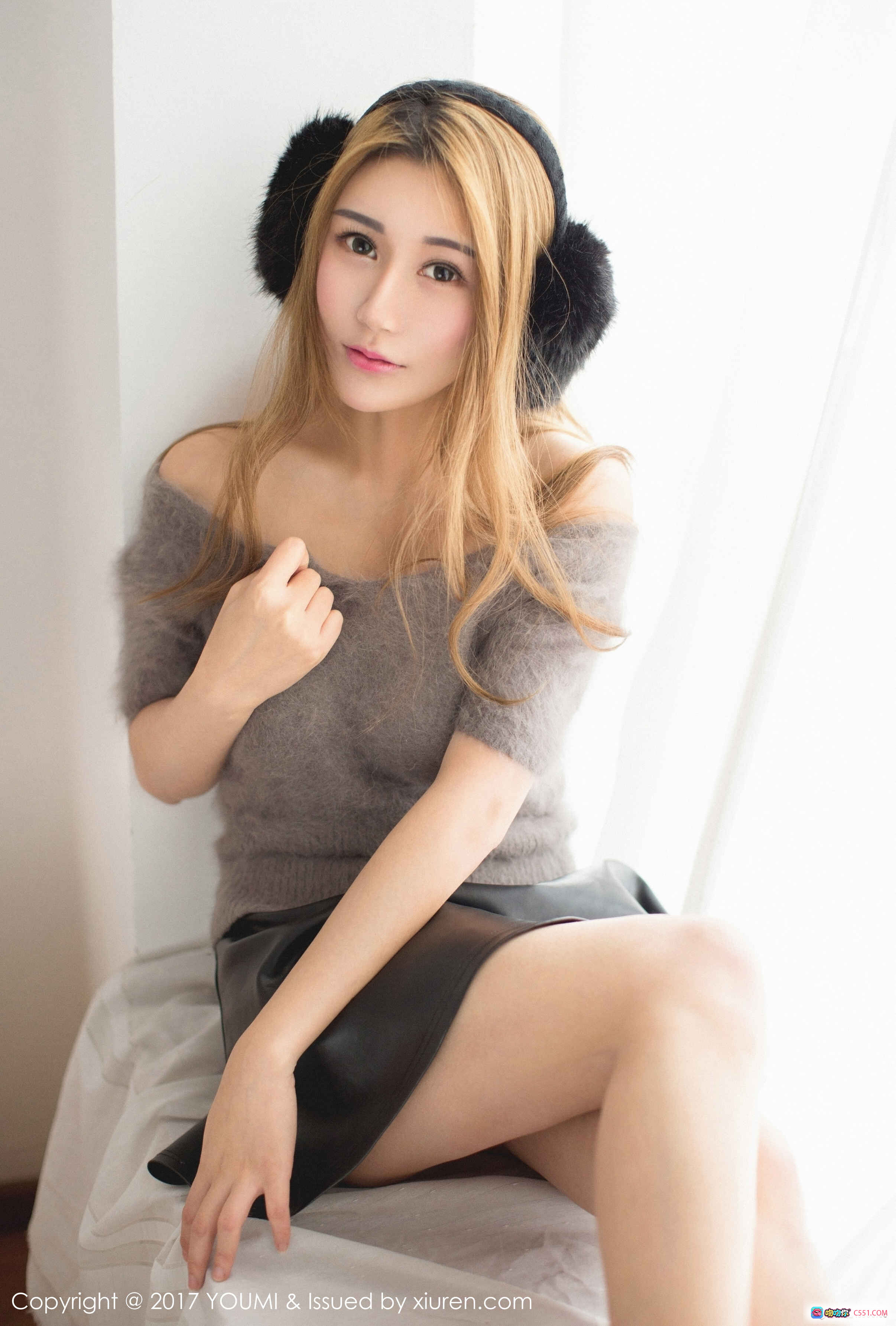 图片[2] - 宋梓诺Bee尤蜜荟2017写真 | 毛绒耳罩+露肩毛衣+黑短裙 | 清新甜美私房美腿照 - 就要吻