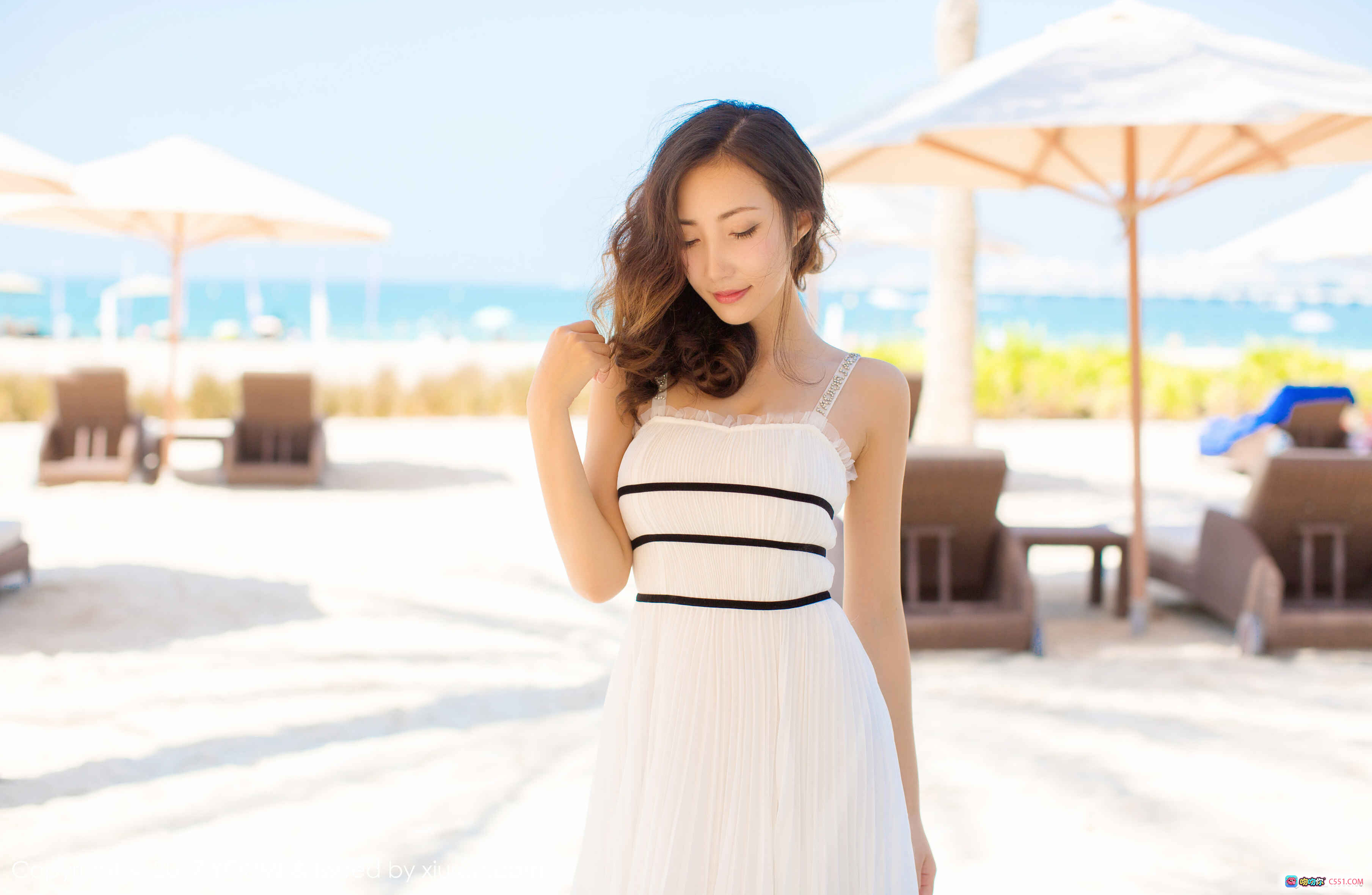 图片[9] - YOUMI尤蜜荟2017.11.07 Vol.078 尤美沙滩比基尼写真 白色蕾丝泳装 金色亮片点缀 海滩排球网背景 清新性感美女摄影 - 就要吻