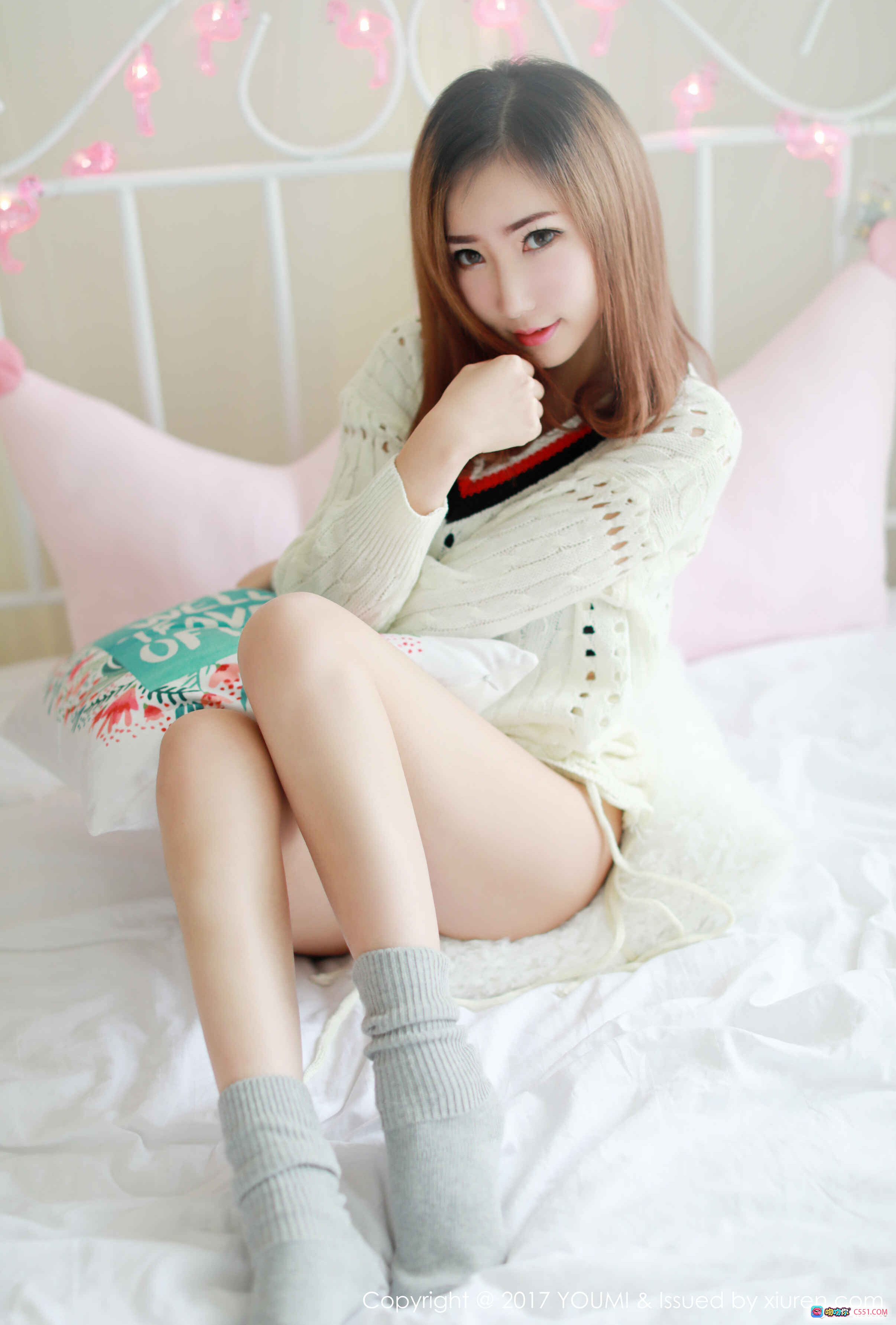 YouMi尤蜜荟2017.01.03 Vol.005尤美私房写真 白色镂空毛衣+灰色堆堆袜 床上甜美少女风 粉色火烈鸟灯饰背景 46P高清图集 - 就要吻
