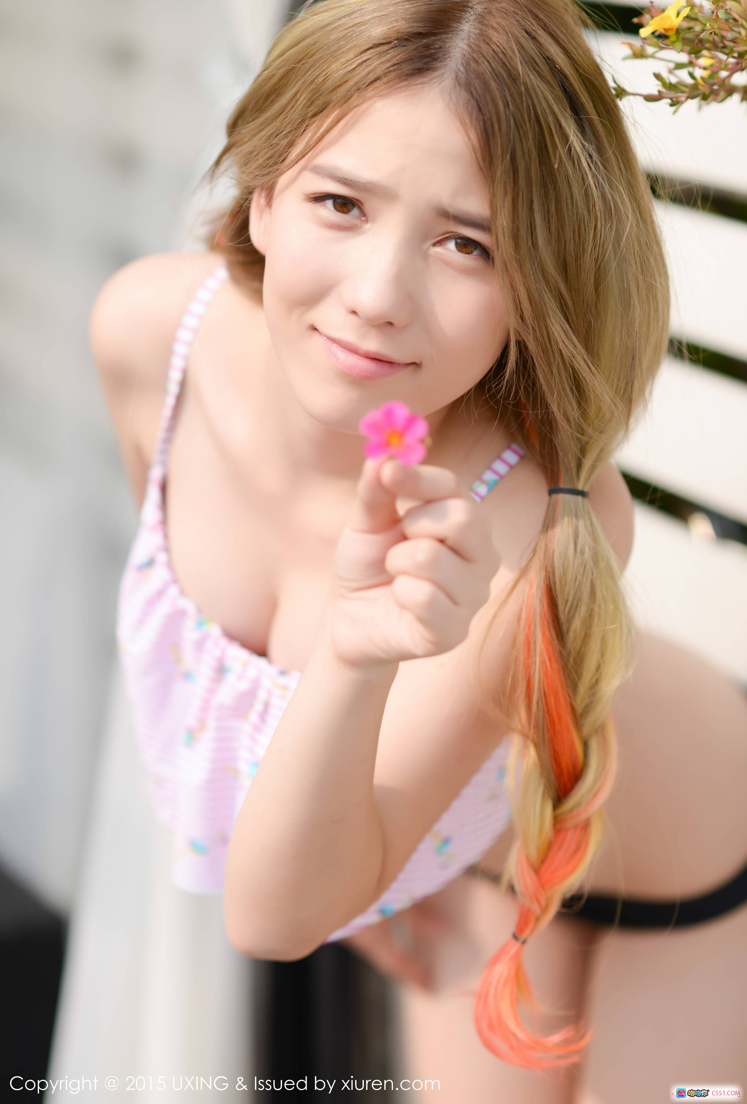 图片[8] - UXING2015.12.15 VOL.032 懒桃子 粉色吊带比基尼 金发编发 手持小花 微笑甜美 清新户外写真 - 就要吻