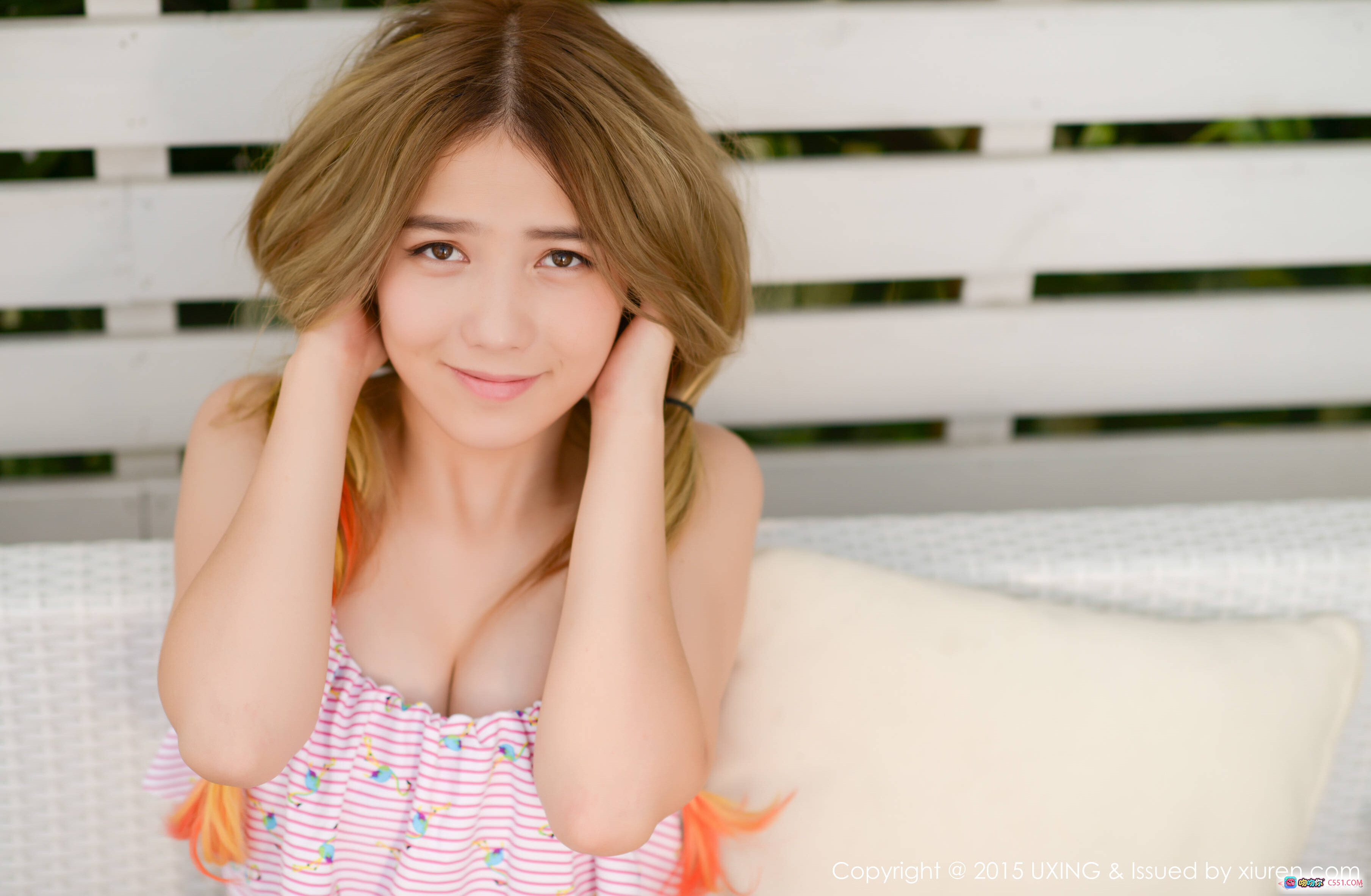 图片[2] - UXING2015.12.15 VOL.032 懒桃子 粉色吊带比基尼 金发编发 手持小花 微笑甜美 清新户外写真 - 就要吻