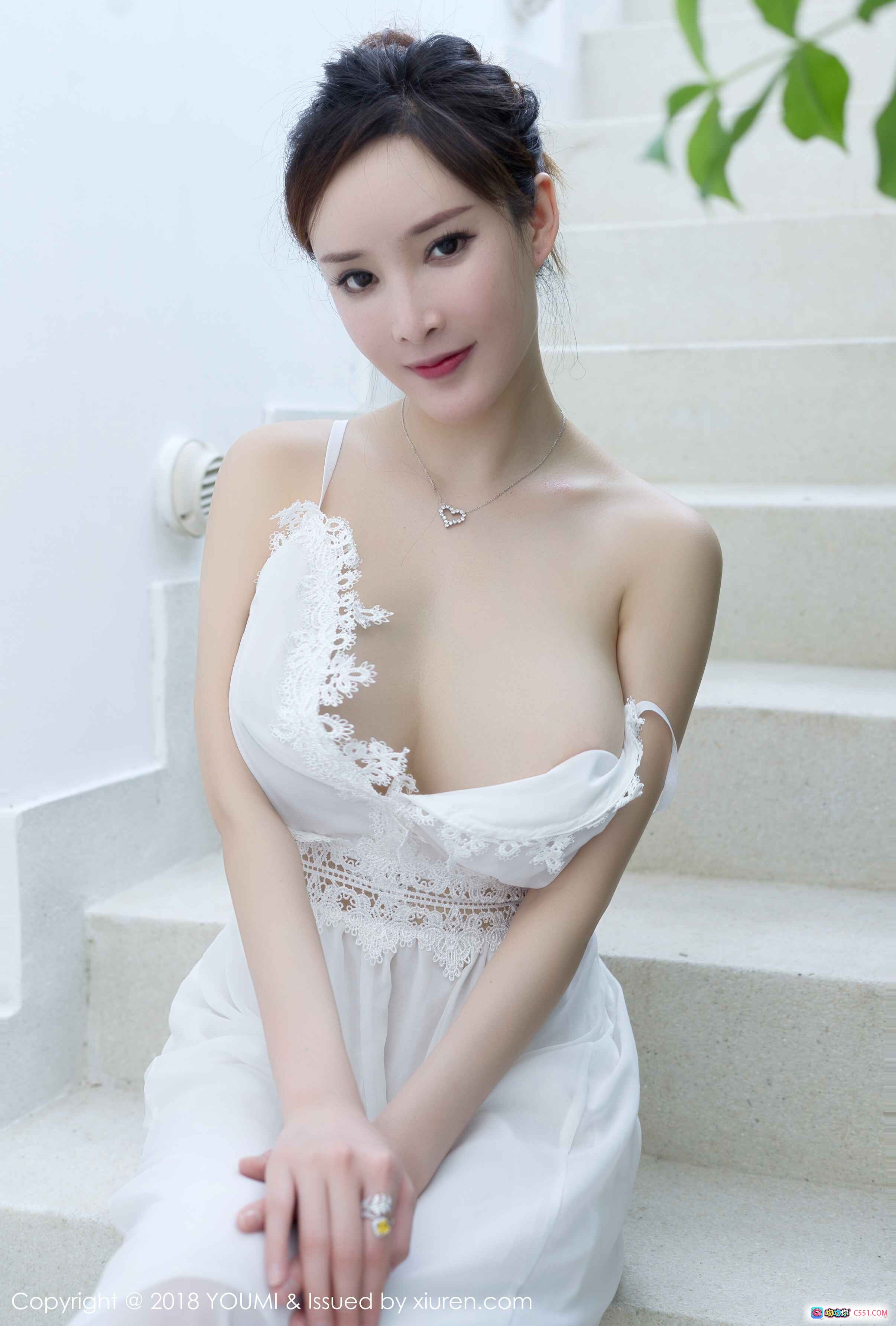YouMi尤蜜荟2018.05.31 Vol.168 白色蕾丝吊带裙性感写真 美女楼梯私房照 42P高清图集 - 就要吻