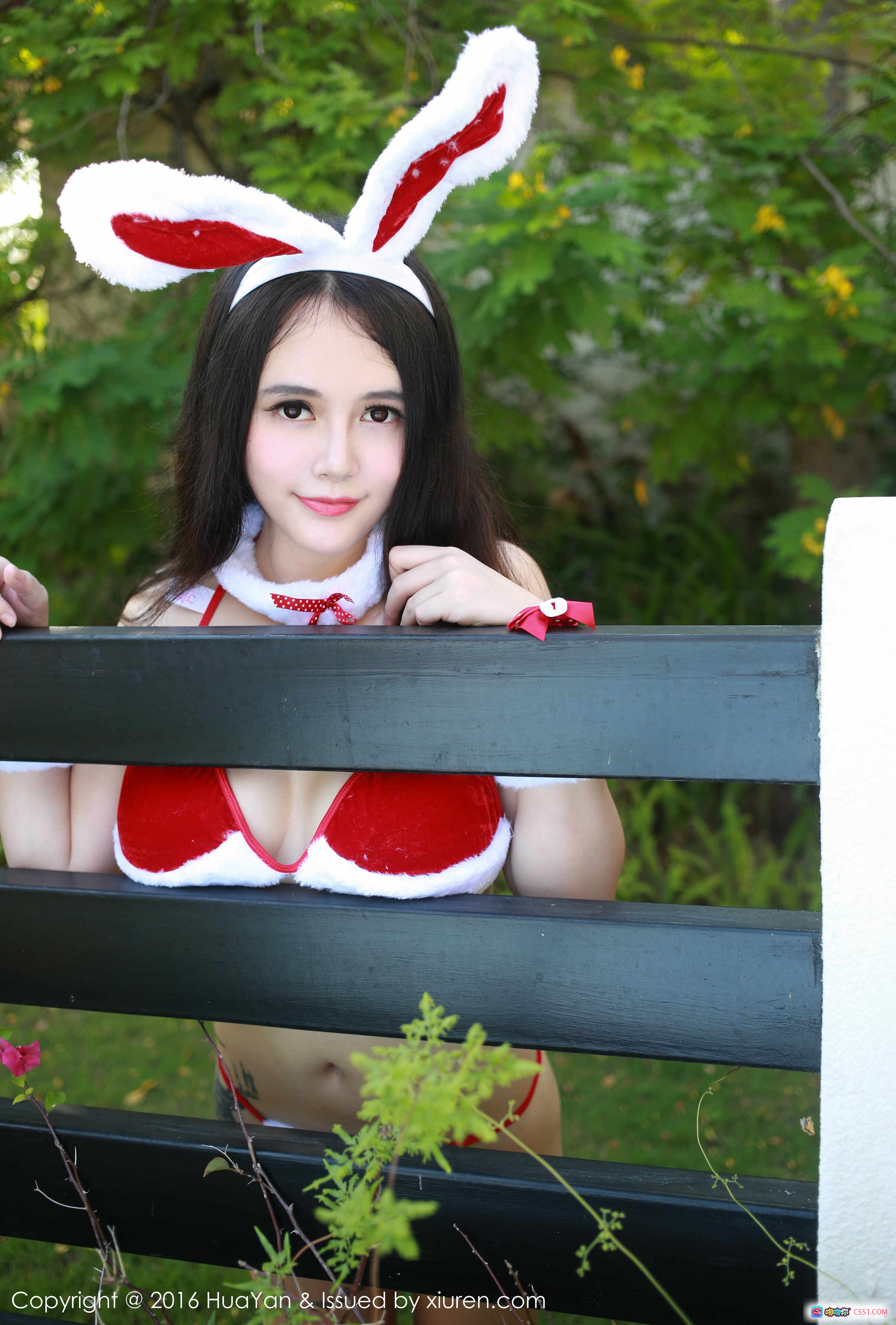 李雪婷Anna兔女郎写真 | HuaYan花の颜2016圣诞主题 | 红白绒毛兔耳比基尼户外拍摄 | 清新自然绿植背景美拍 - 就要吻
